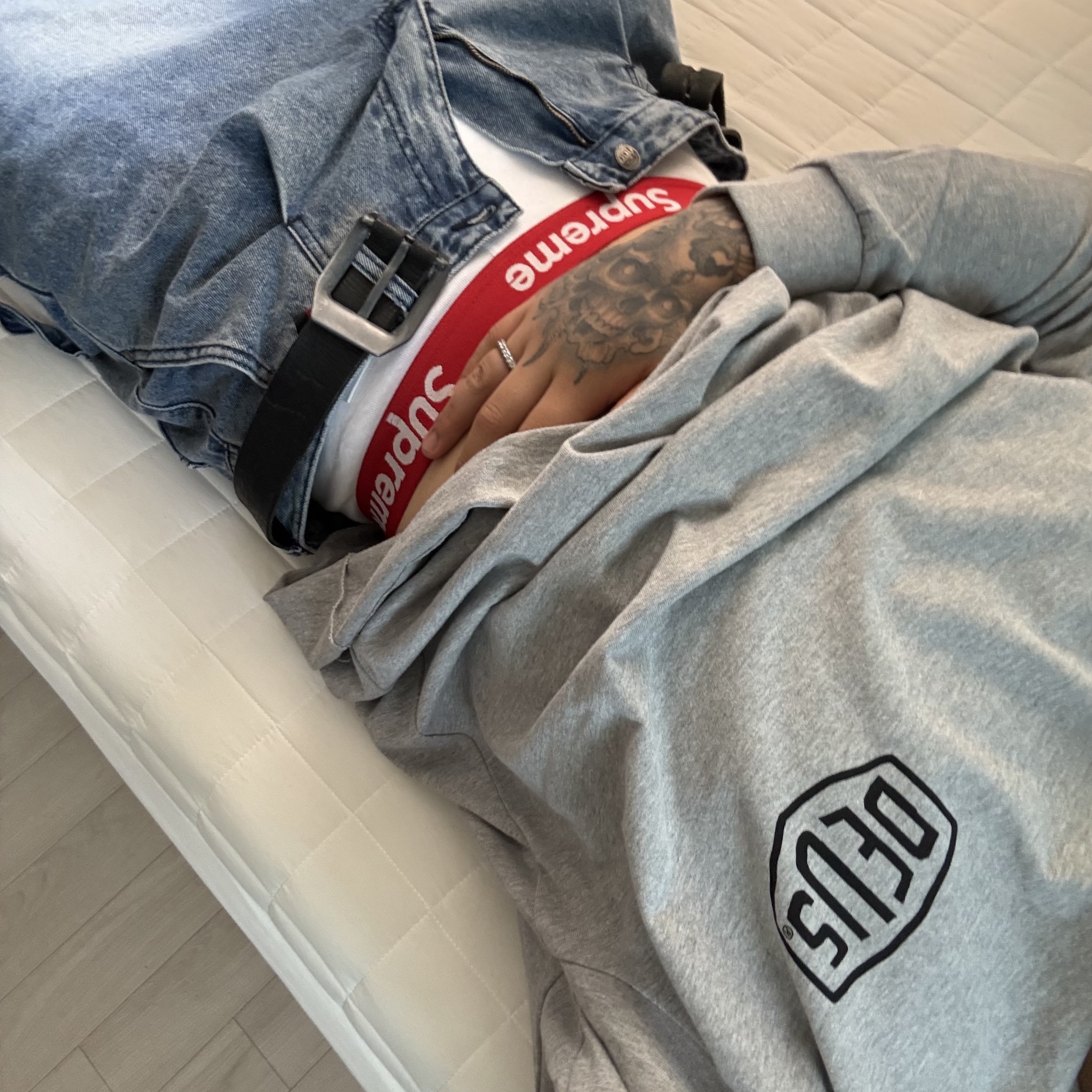 Supreme Hanes Boxer Briefs White (4 Pack), Deus Ex Machina Seoul College Long Sleeve T-Shirt Grey Marle 착용 스타일 - 1
