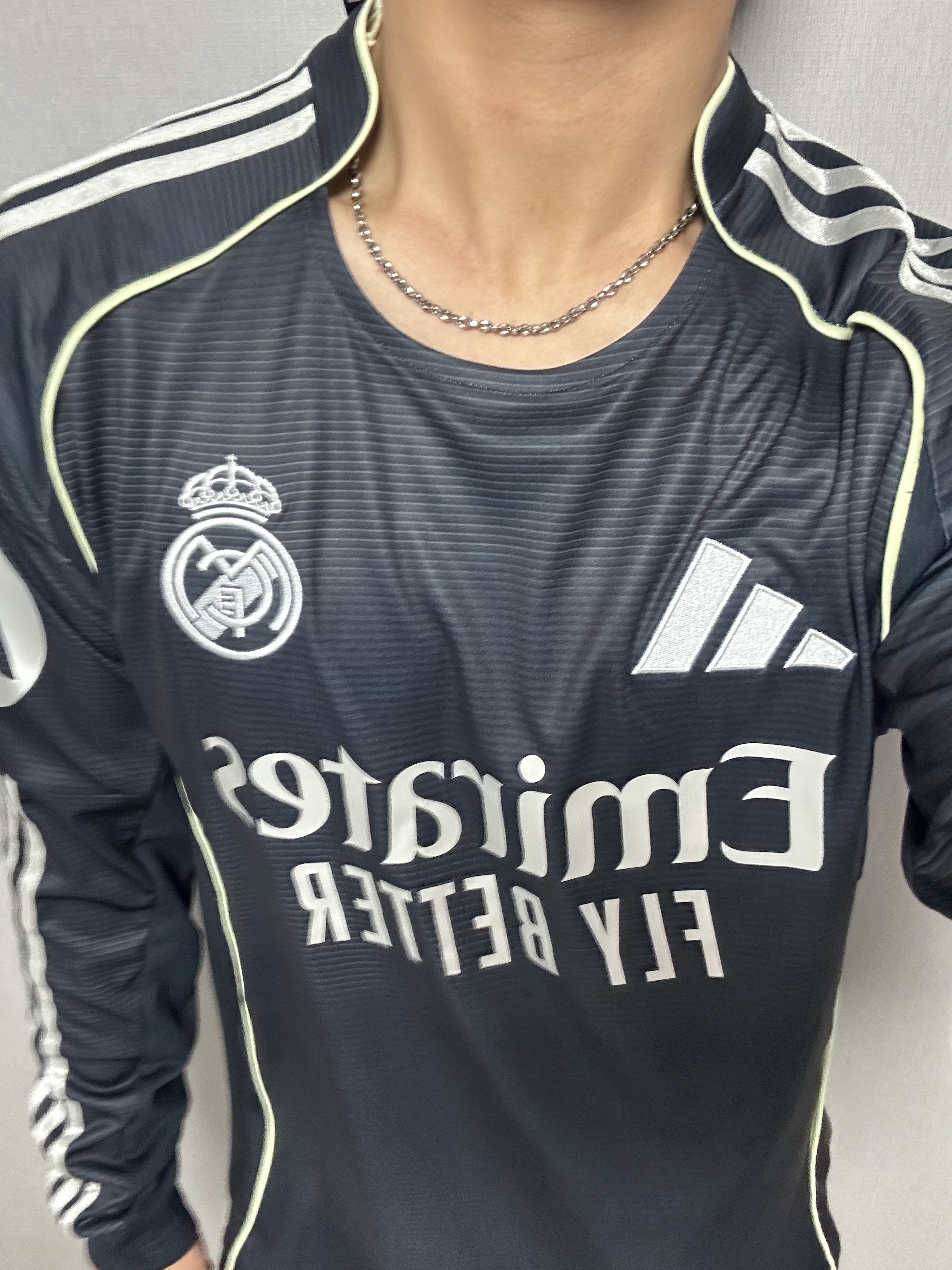 Adidas Real Madrid 2024/25 Home Jersey White - KR Sizing (Non Marking Ver.), Adidas Real Madrid 2024/25 3rd Jersey Charcoal - KR Sizing (Non Marking Ver.) 착용 스타일