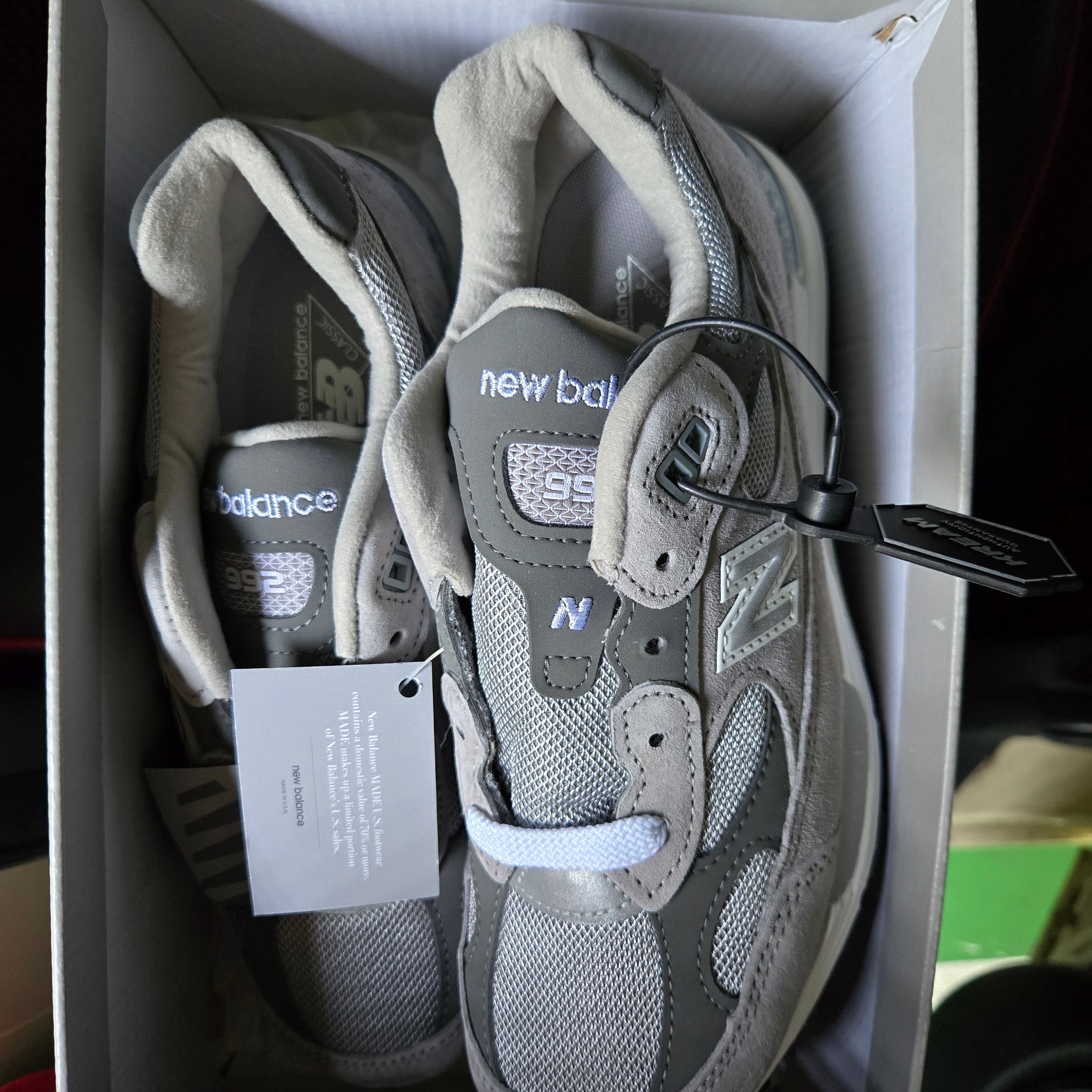 New Balance 992 Made in USA Core Grey Silver Metallic 착용 스타일