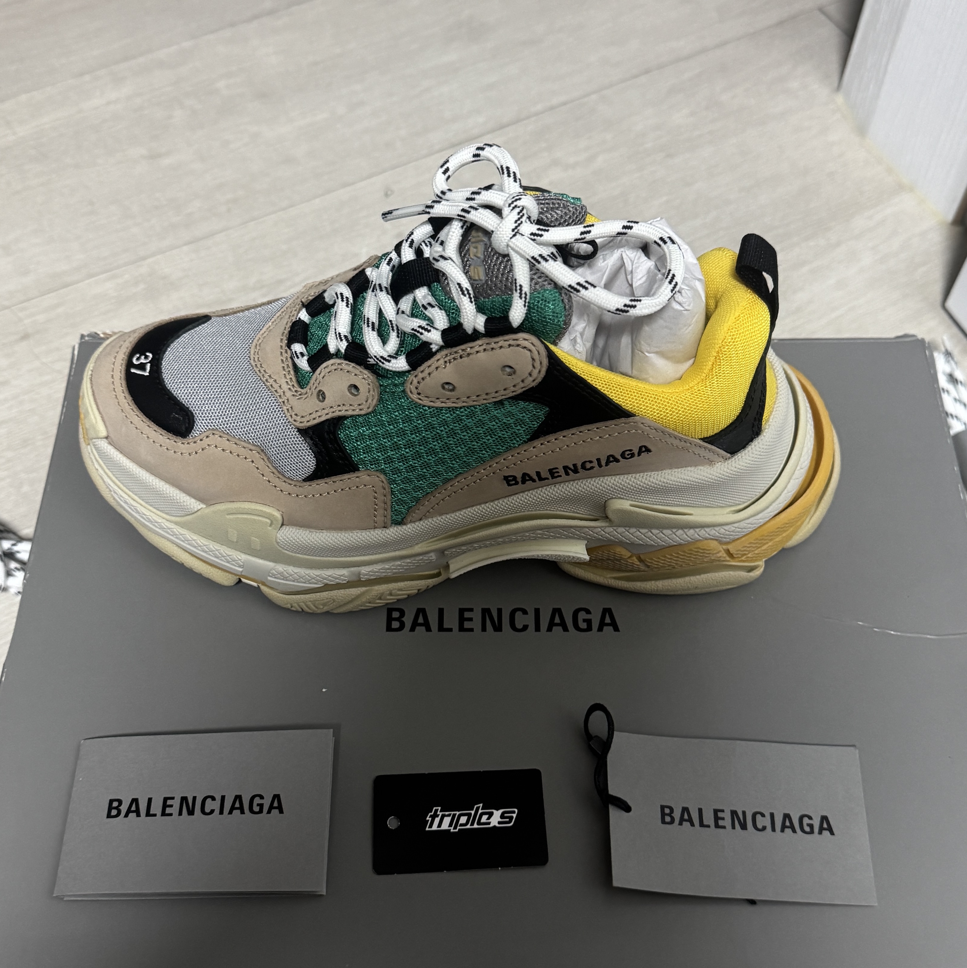 (W) Balenciaga Triple S Sneakers Curry 착용 스타일 - 2
