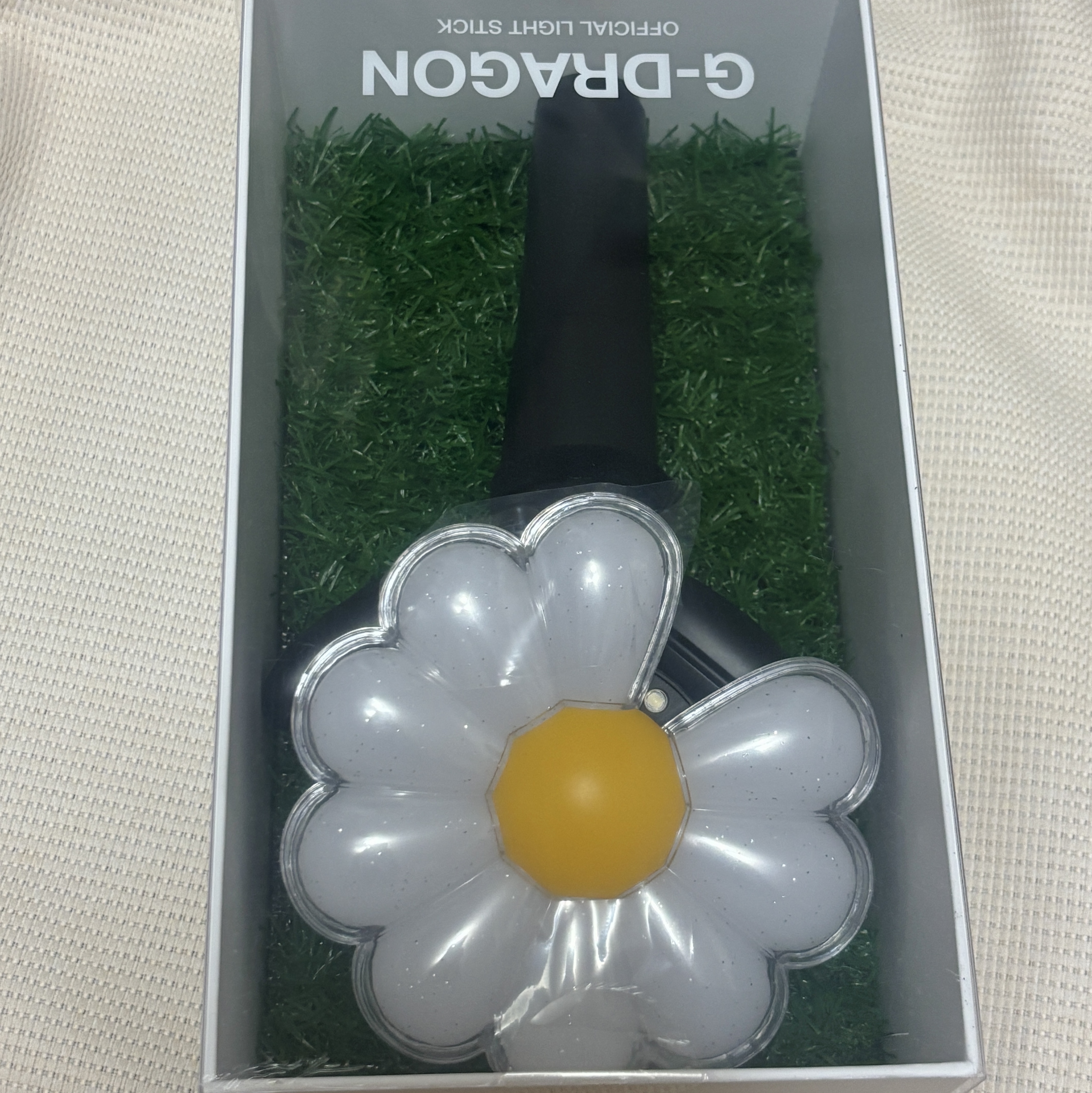 G-DRAGON Ubermensch Official Light Stick 착용 스타일
