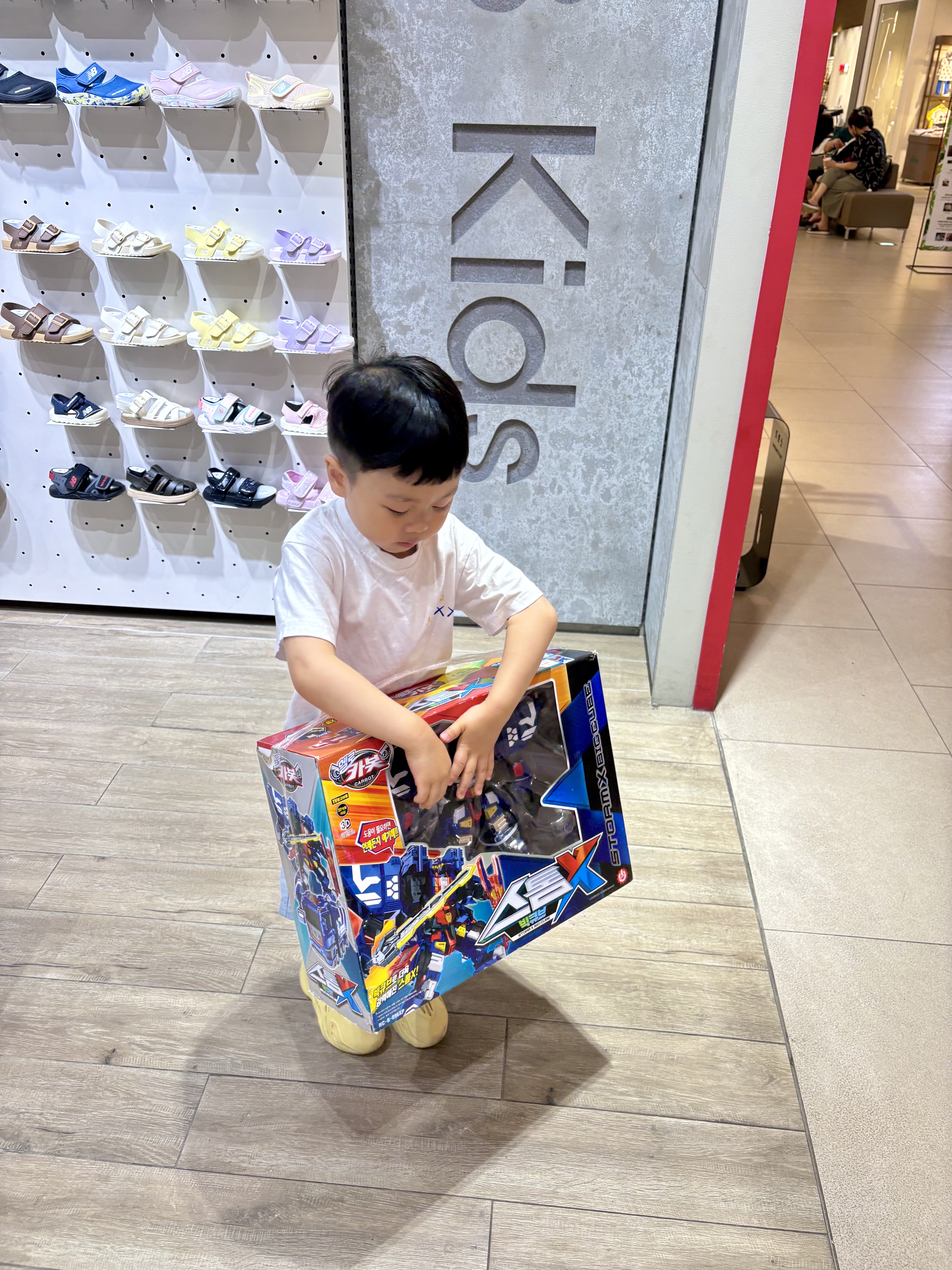 (Kids) Adidas Yeezy Foam RNNR Sulfur, (Kids) Uniqlo UT x Kaws x Warhol S/S Graphic T-Shirt A White 착용 스타일 - 2