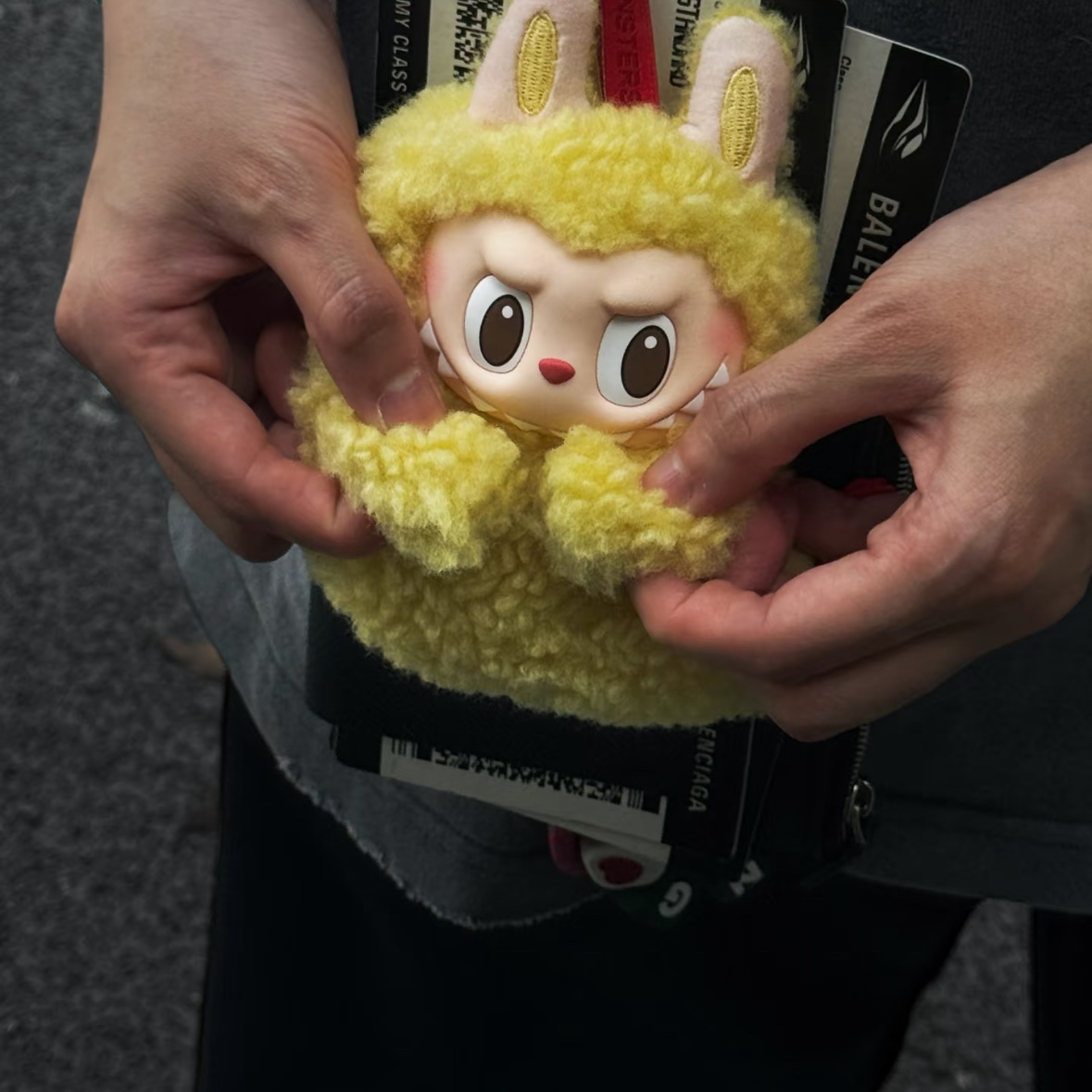 Pop Mart Labubu The Monsters Wacky Mart Series Earphone Case 착용 스타일 - 2