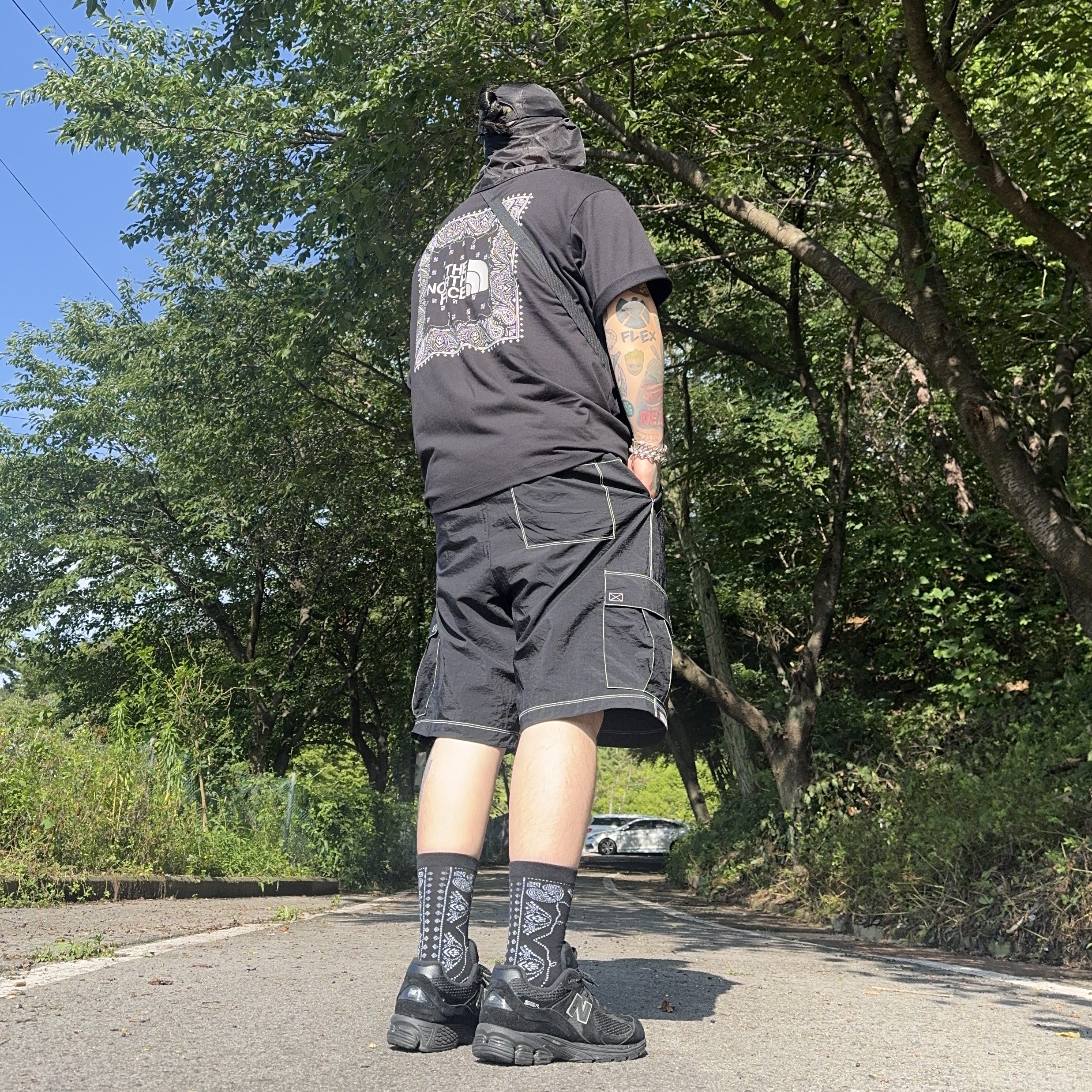 Supreme Mesh Sunshield Camp Cap Black - 24SS, The North Face Bandana S/S Round T-Shirt Black - 25SS 착용 스타일