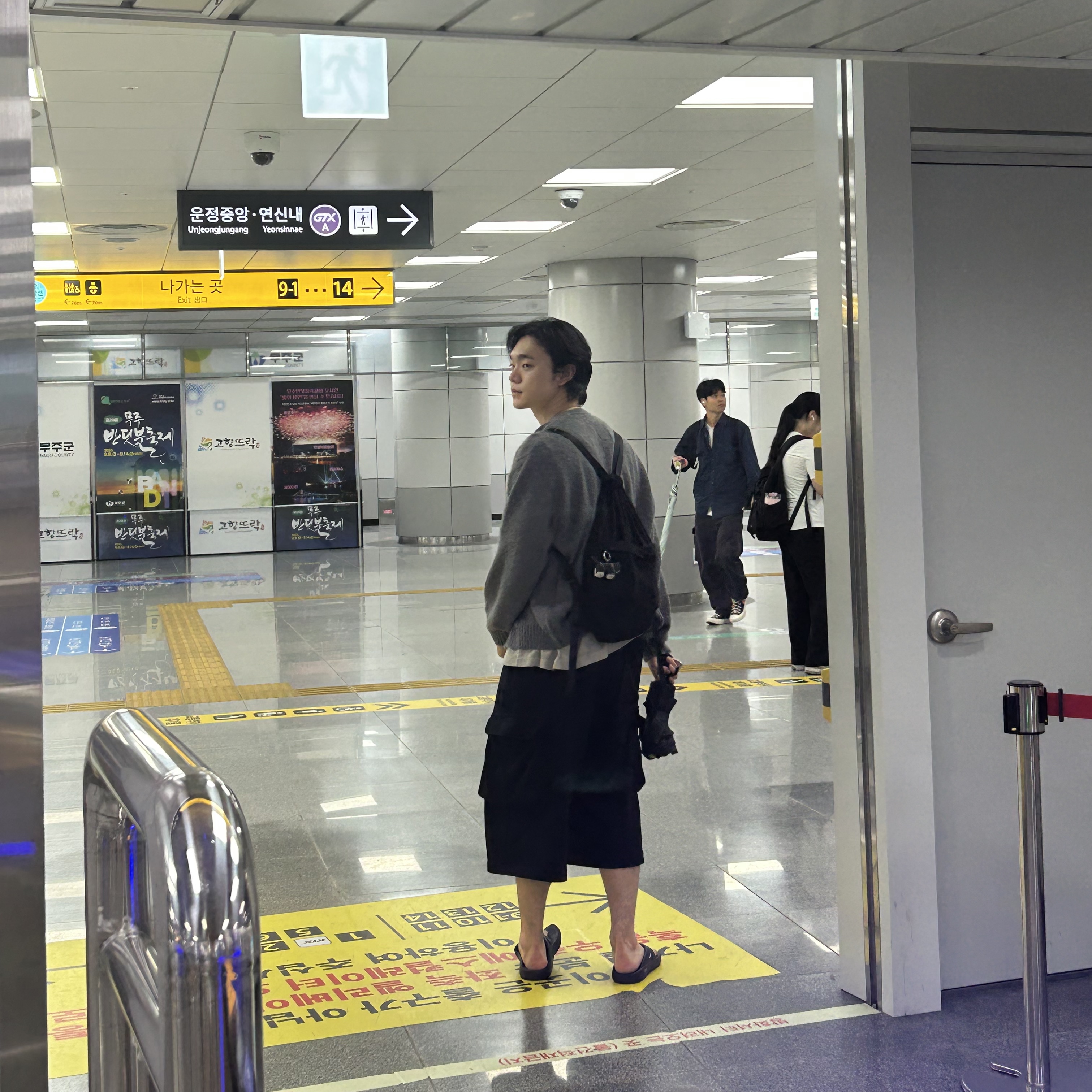 Polyteru Human Index index 1/2 Cargo Pants Black, Oofos OOriginal Black 착용 스타일 - 1