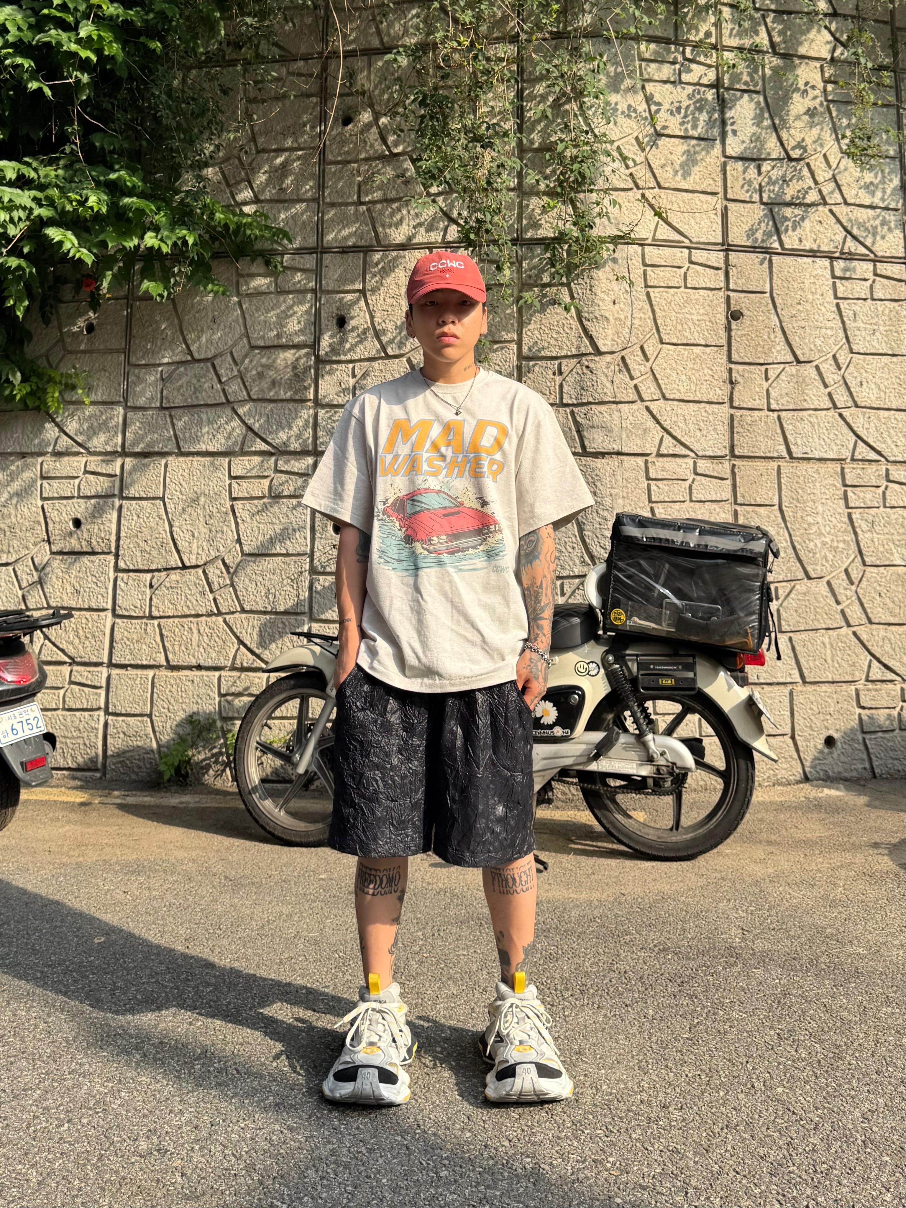 Balenciaga Cargo Sneakers Grey Black Yellow 착용 스타일 - 5
