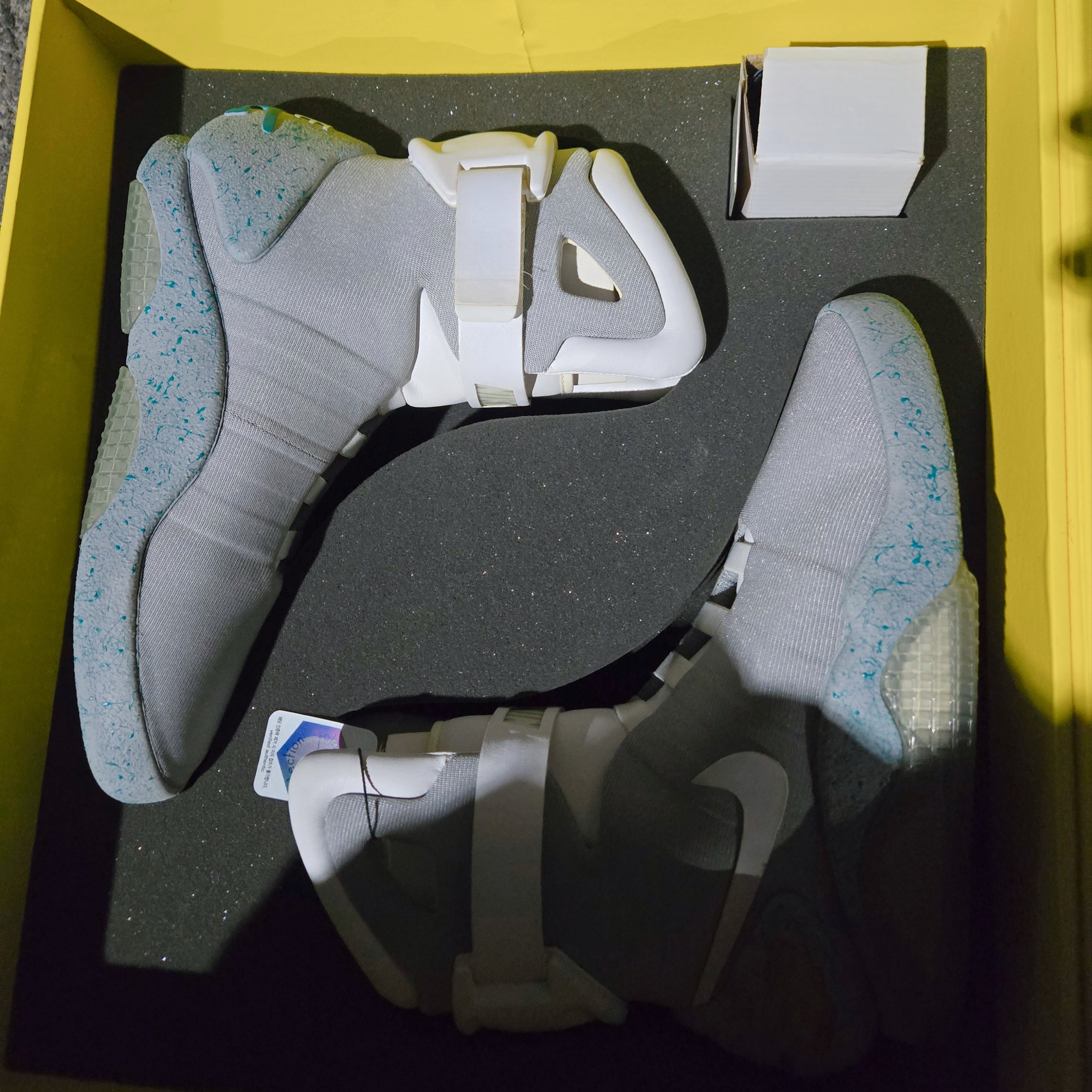 Nike MAG Back to the Future 2011 착용 스타일