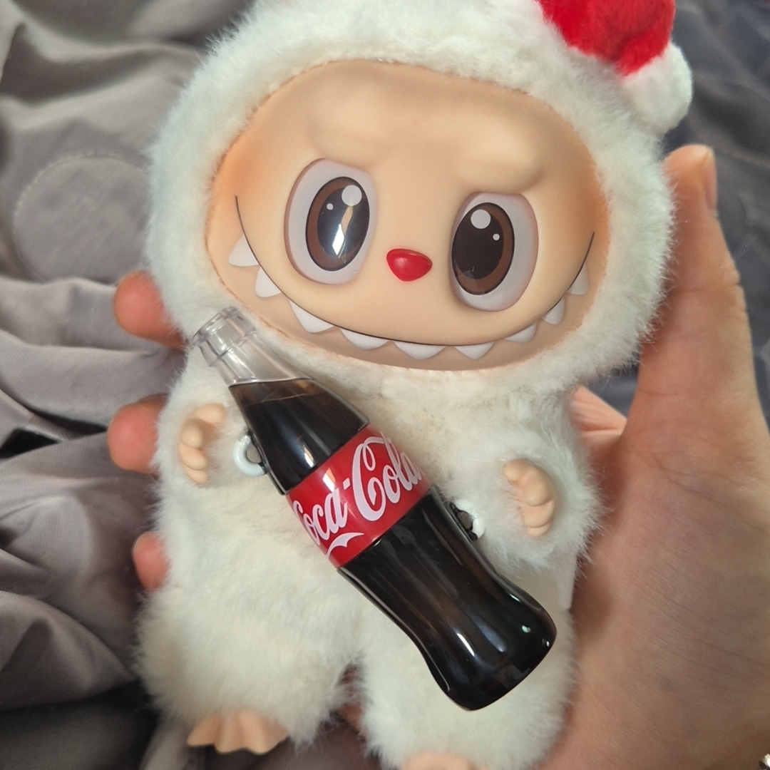 Pop Mart Labubu Coca Cola Series Keyring Sealed Case (1 Blind Box) 착용 스타일