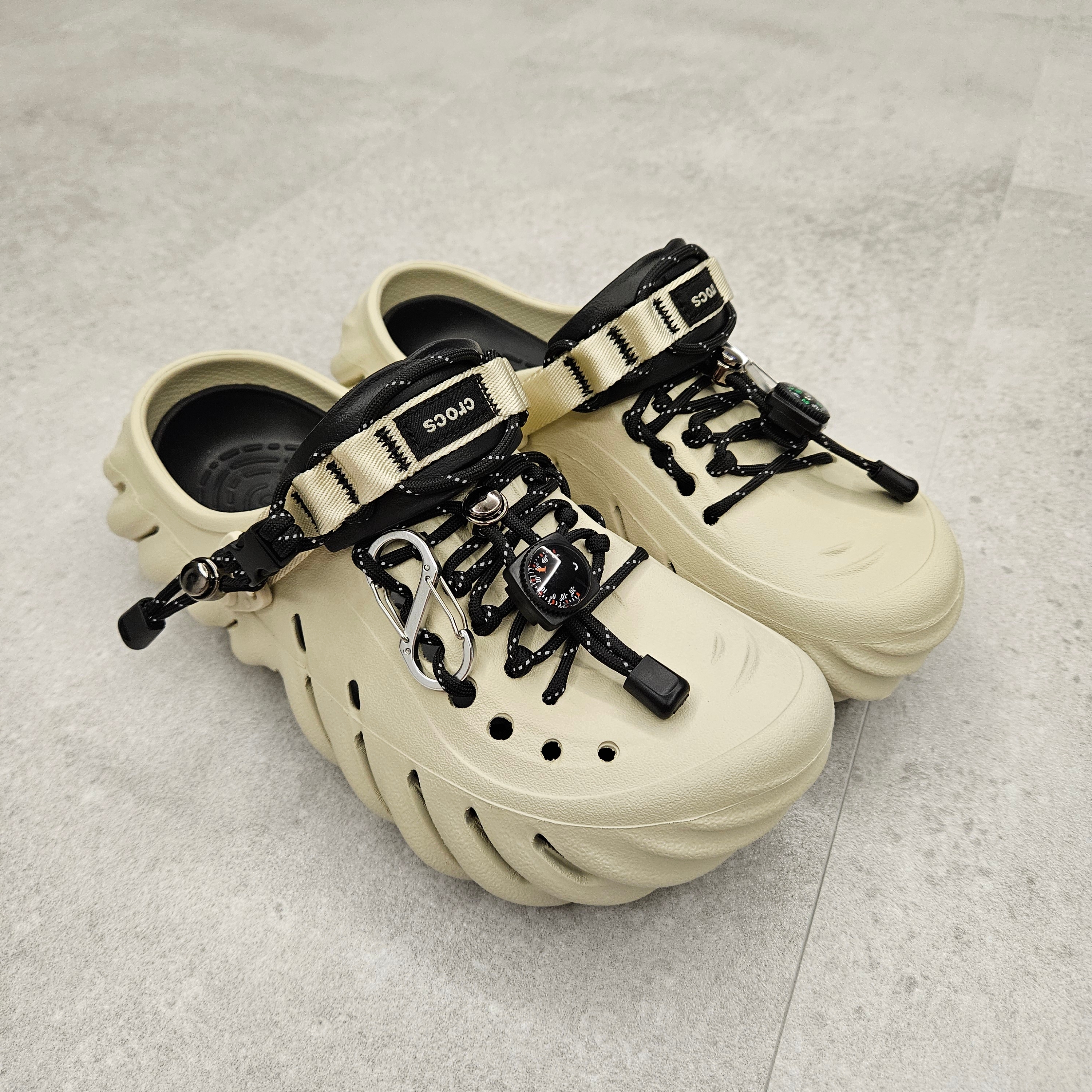 Crocs Echo Clog Bone Black 착용 스타일 - 1