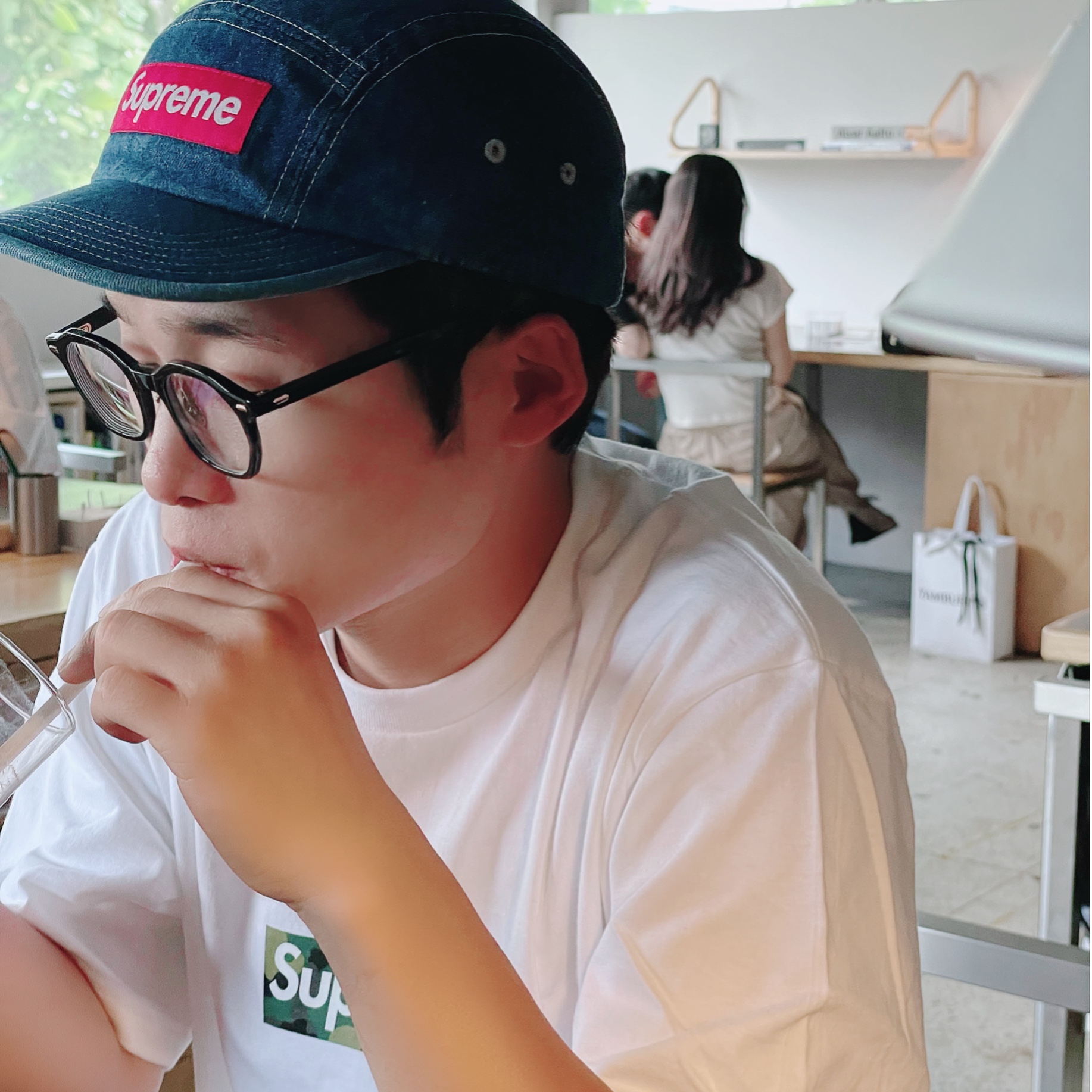 Supreme Washed Chino Twill Camp Cap Denim - 22FW, Supreme Box Logo T-Shirt White - 23FW 착용 스타일