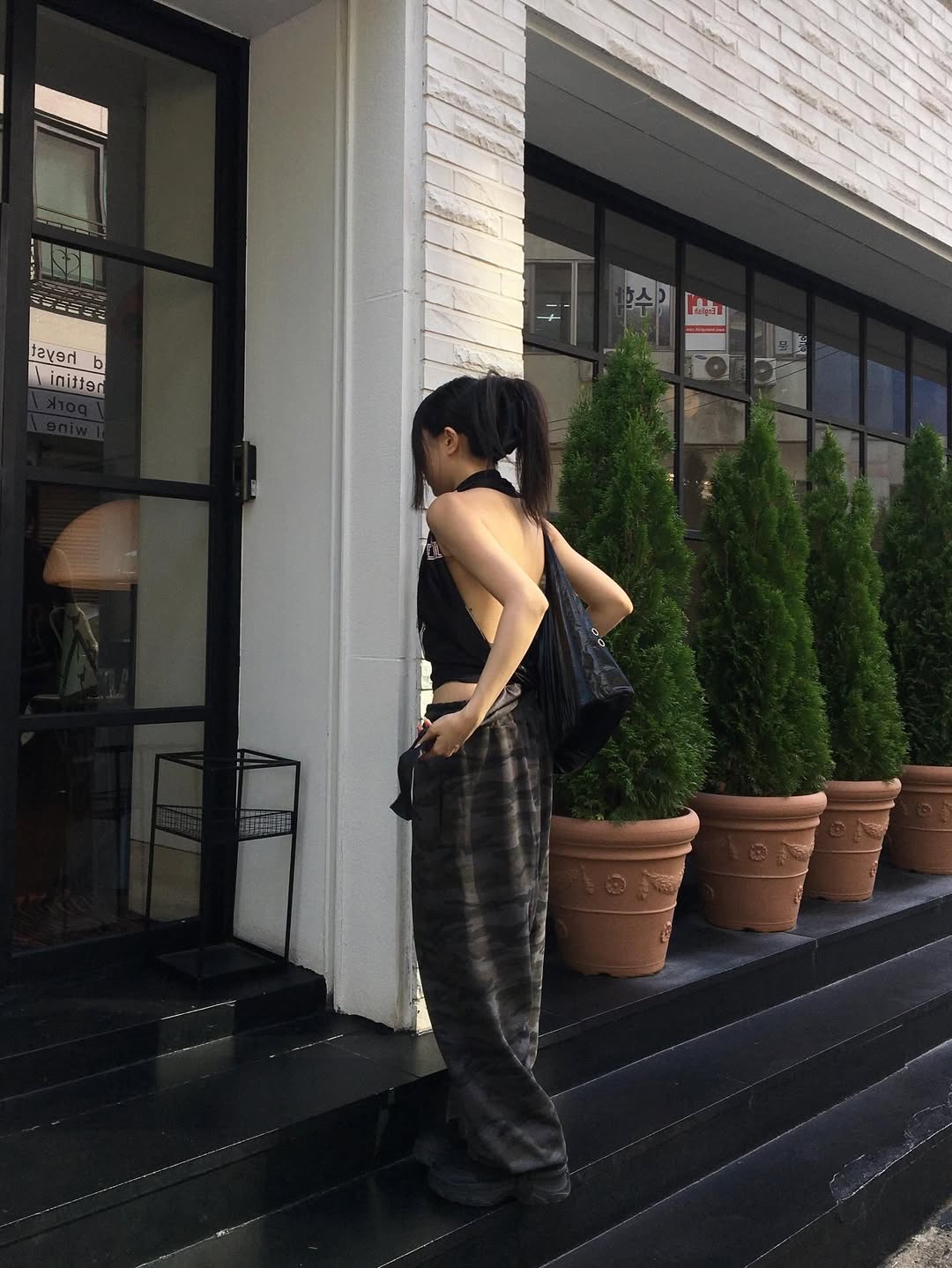 GRAILZ 13 Halter Sleeveless Black 착용 스타일 - 1