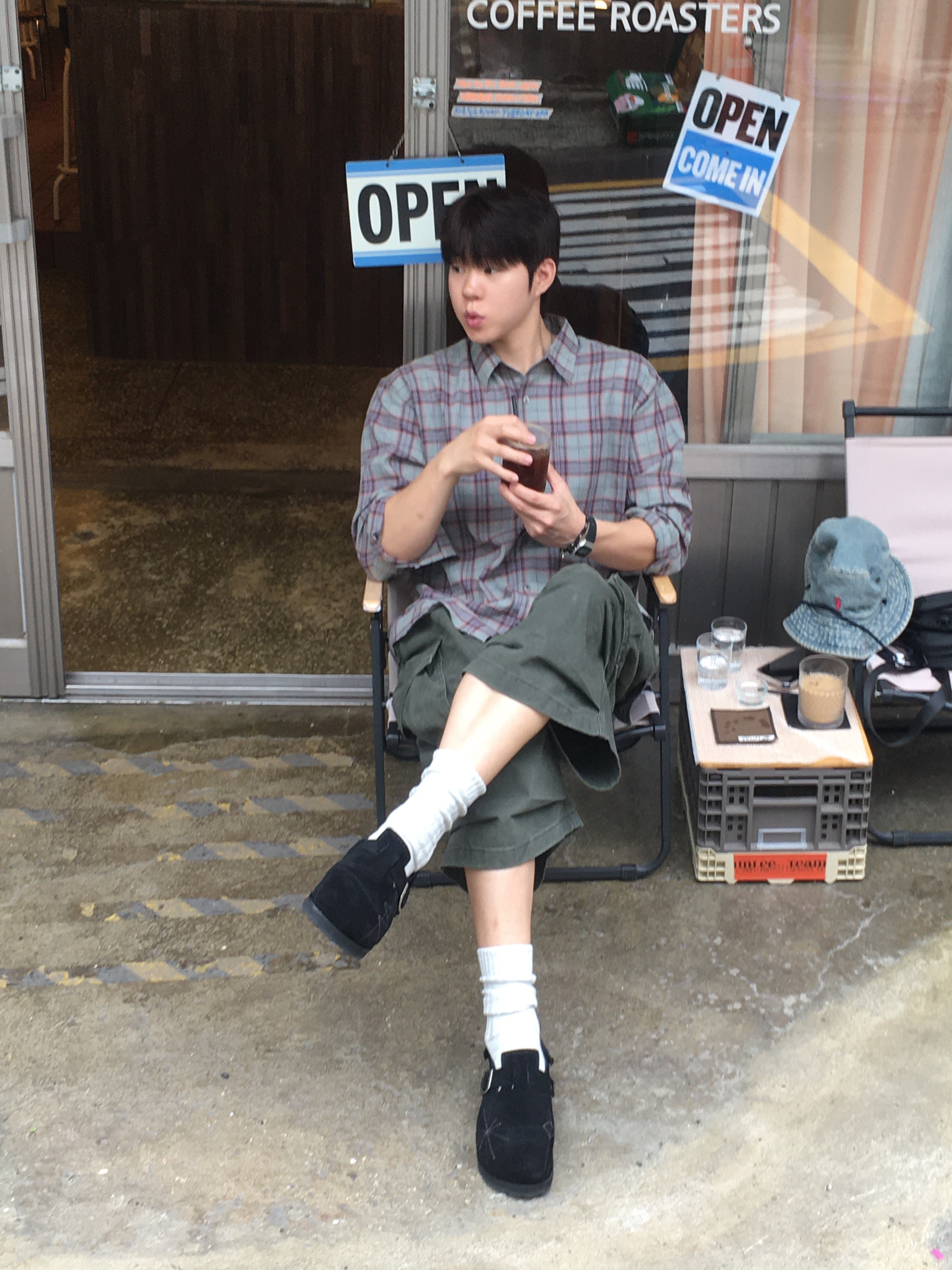 [프리오더] Polyteru Sliders Shoes Black, TOWTOW.ARCHIVE Eclipse Bracelet Black 착용 스타일 - 1
