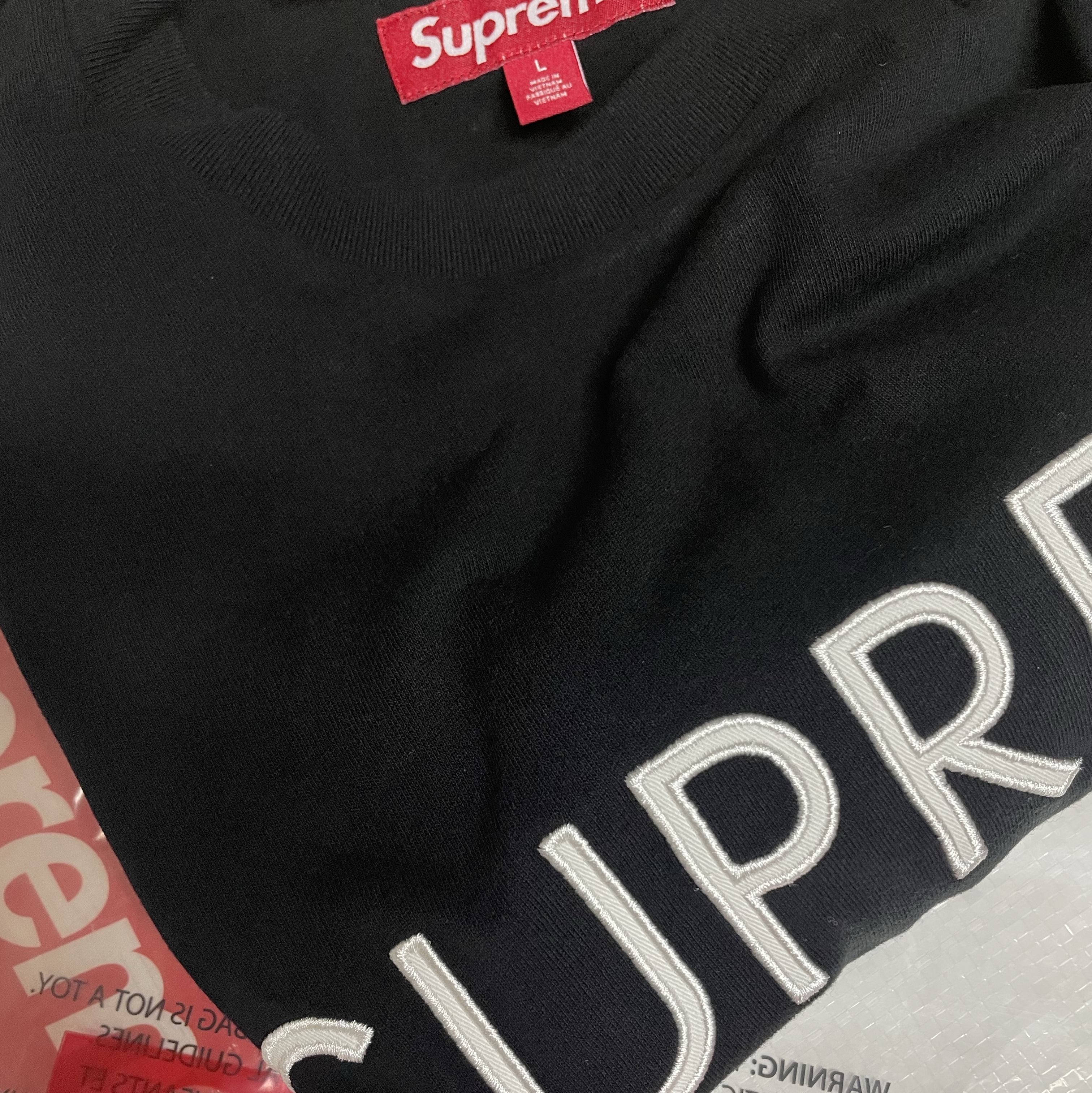Supreme Capital S/S Top Black - 25SS 착용 스타일