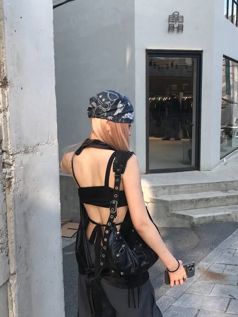 GRAILZ 13 Halter Sleeveless Black 착용 스타일 - 3