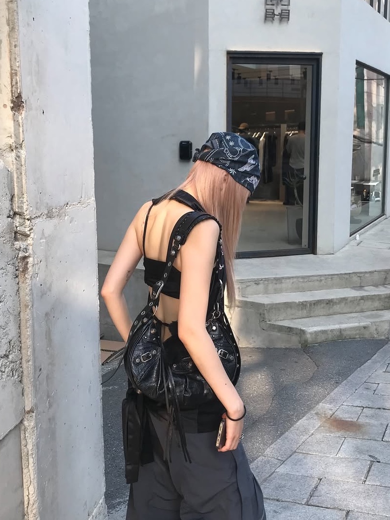 GRAILZ 13 Halter Sleeveless Black 착용 스타일 - 4