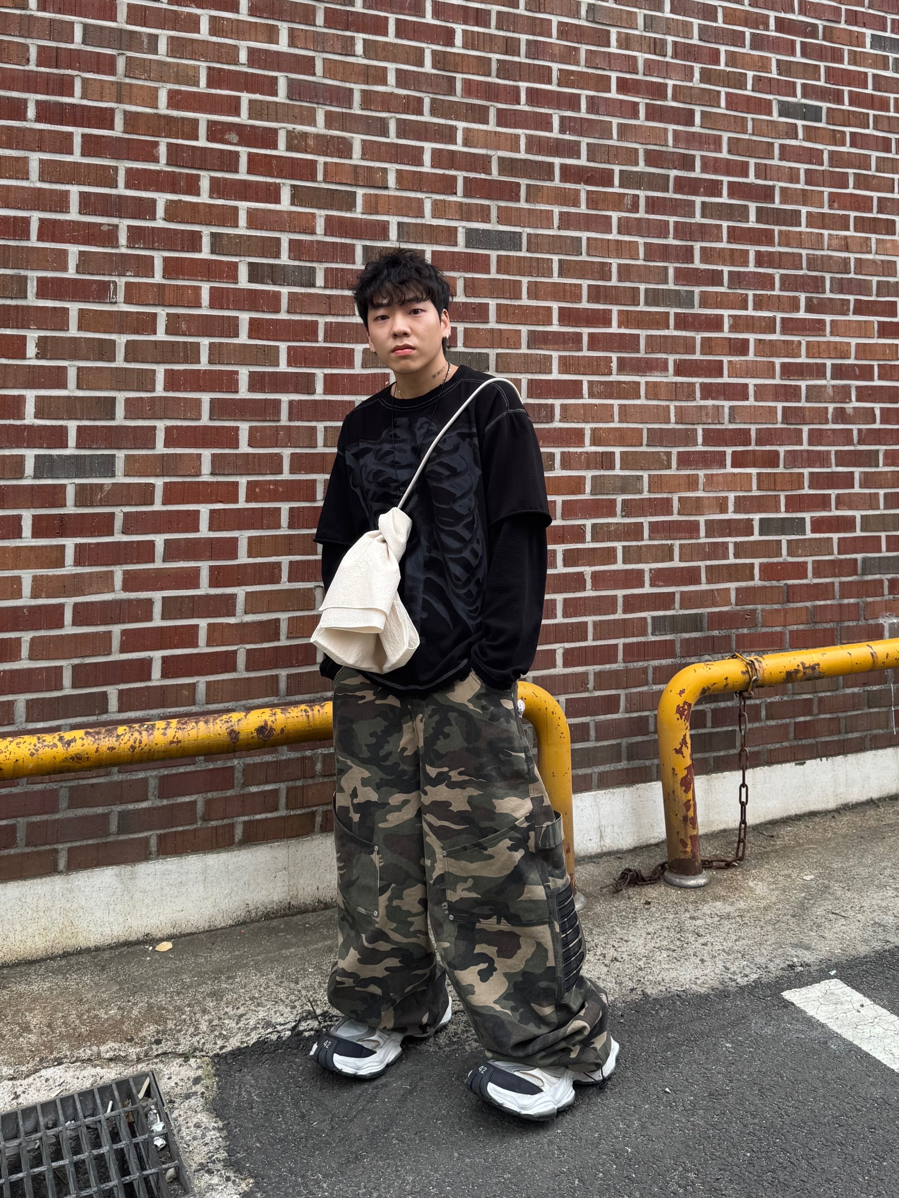 Balenciaga Cargo Sneakers White Grey 착용 스타일 - 2