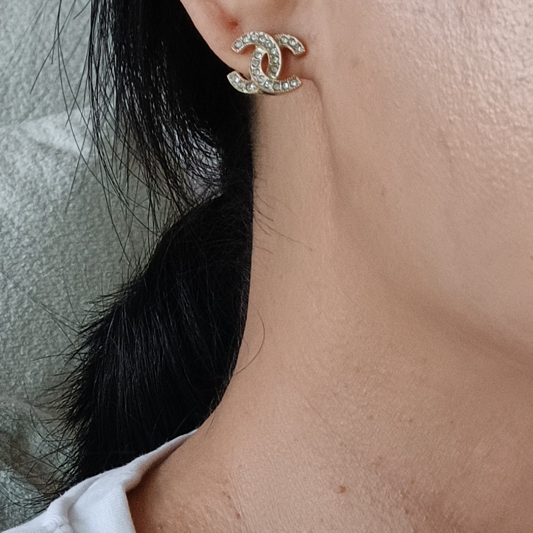 (W) Chanel Earrings Metal Strass & Gold Crystal 착용 스타일 - 2