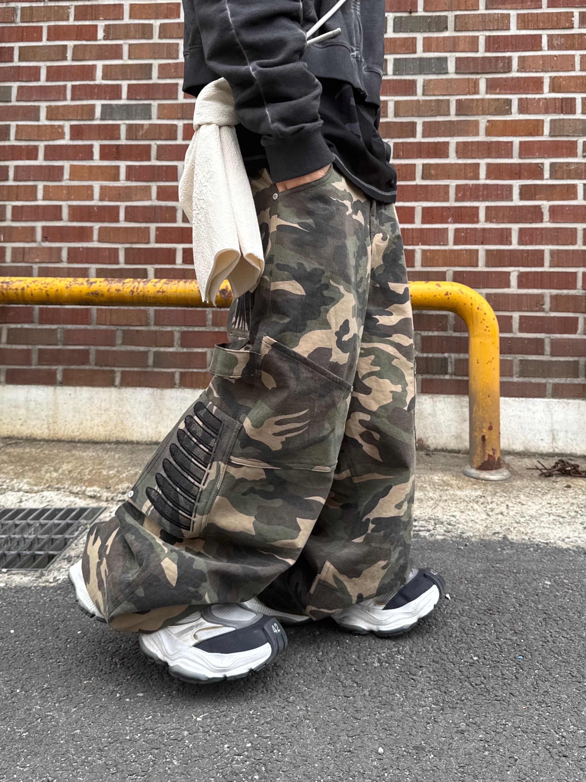 Balenciaga Cargo Sneakers White Grey 착용 스타일 - 5