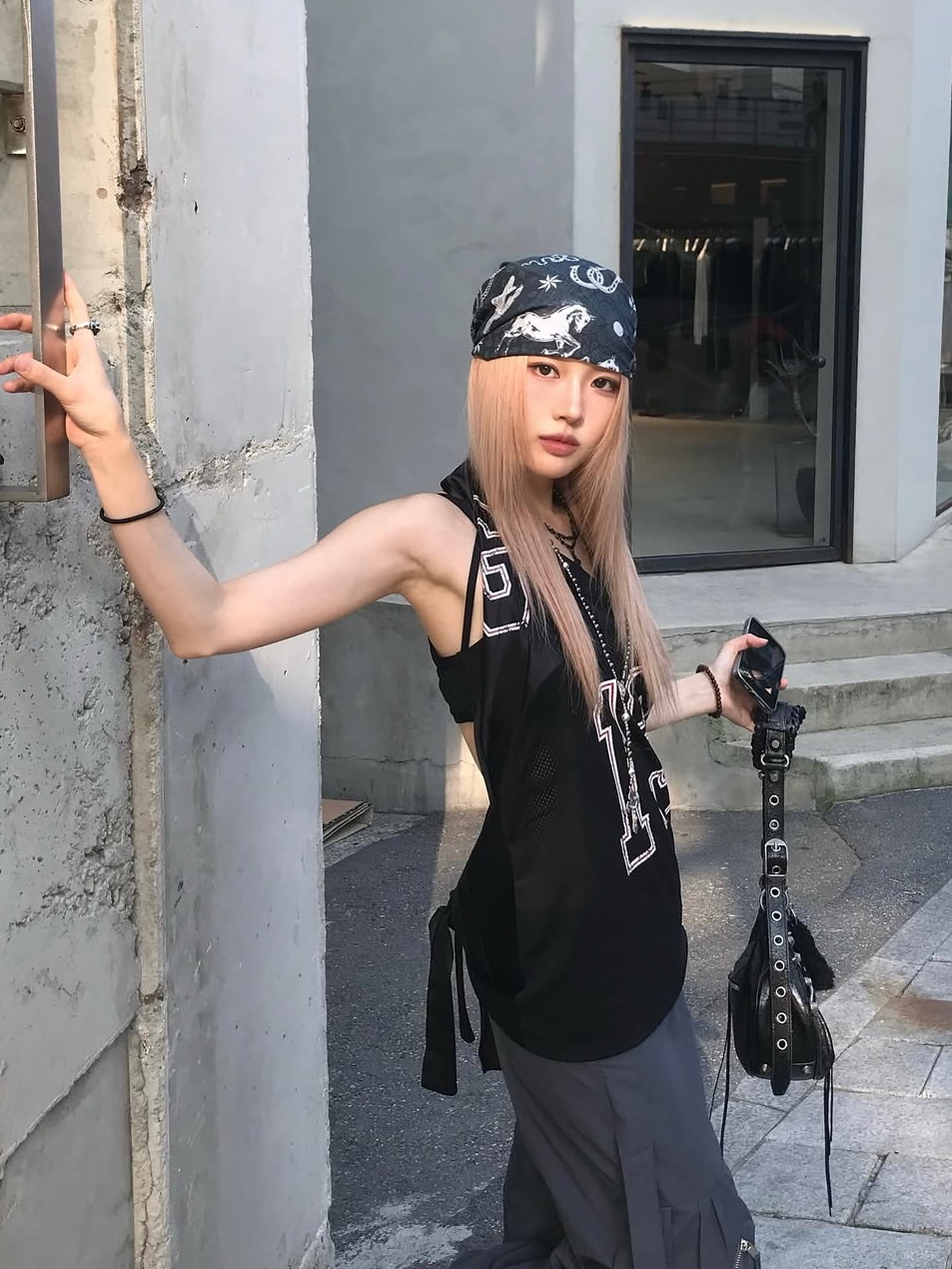 GRAILZ 13 Halter Sleeveless Black 착용 스타일 - 2