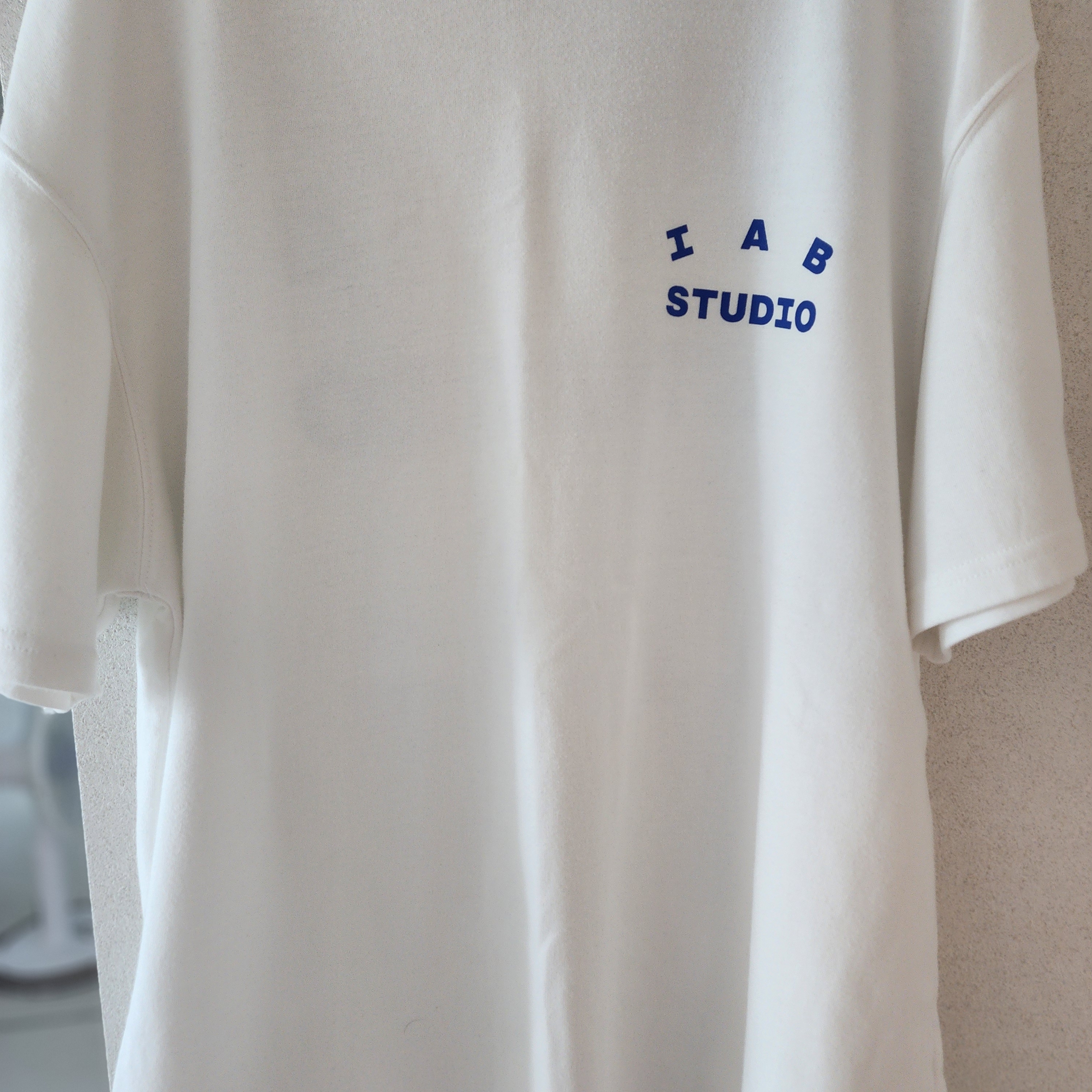 IAB Studio 10th Anniversary T-Shirt White 착용 스타일