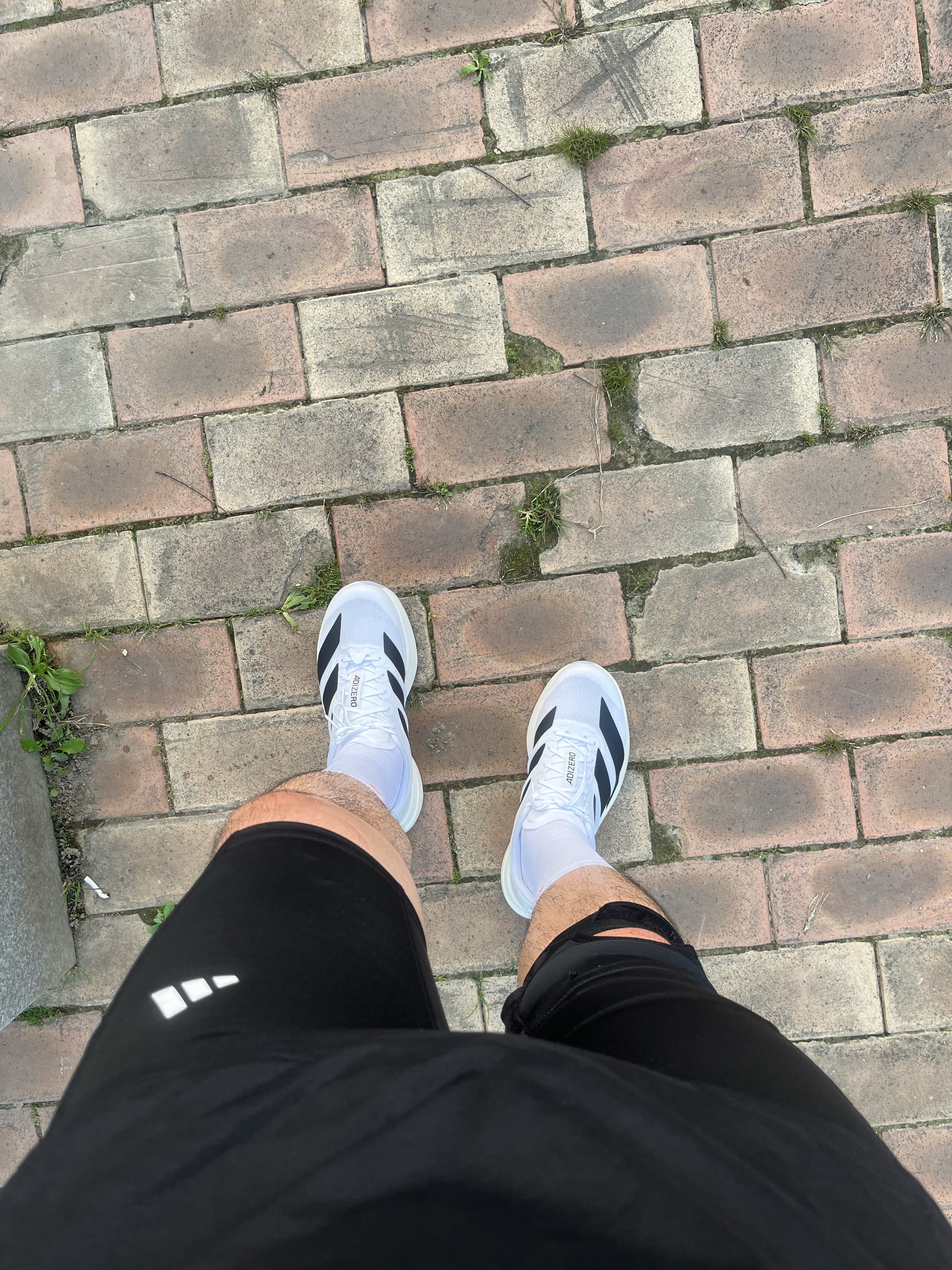 Adidas Adizero EVO SL Cloud White Core Black, Oakley Eye Jacket Redux Silver Frame Prizm Black Polarized Lenses High Bridge Fit 착용 스타일 - 1