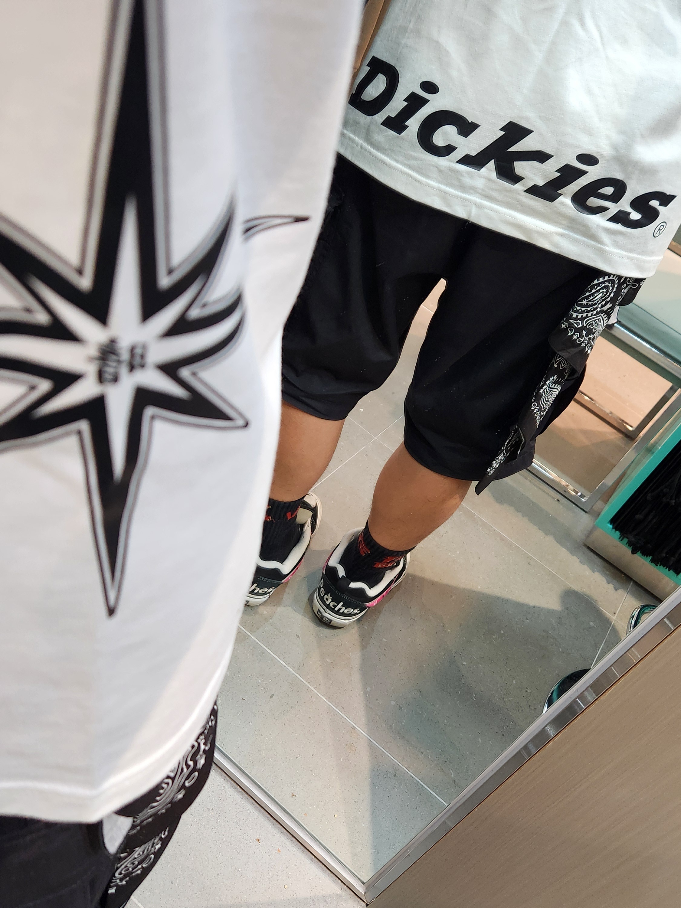 Dickies x Darkr8m Studio Short Sleeve T-Shirt White 착용 스타일 - 3