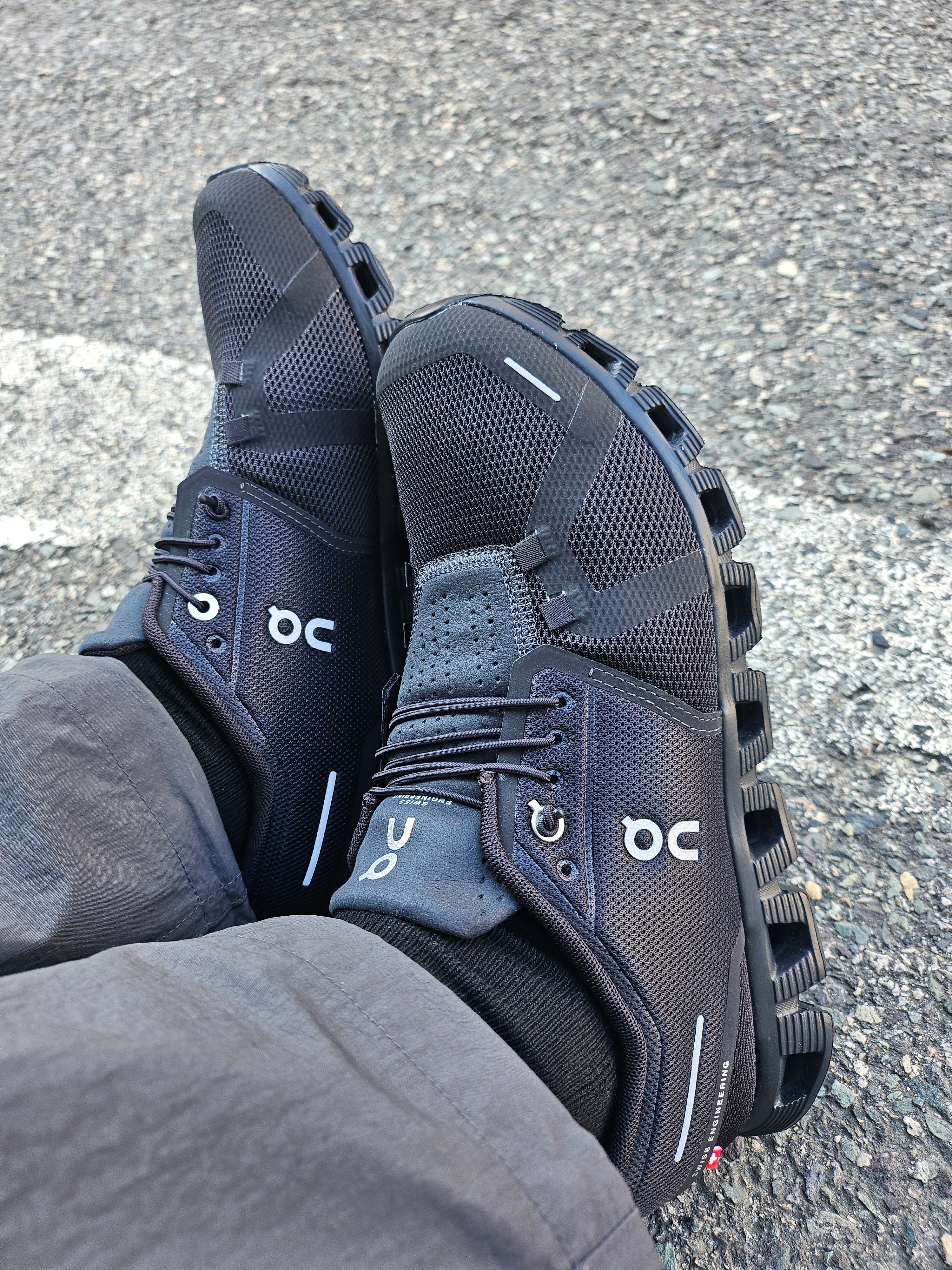 (W) On Running Cloud 5 All Black 착용 스타일 - 3