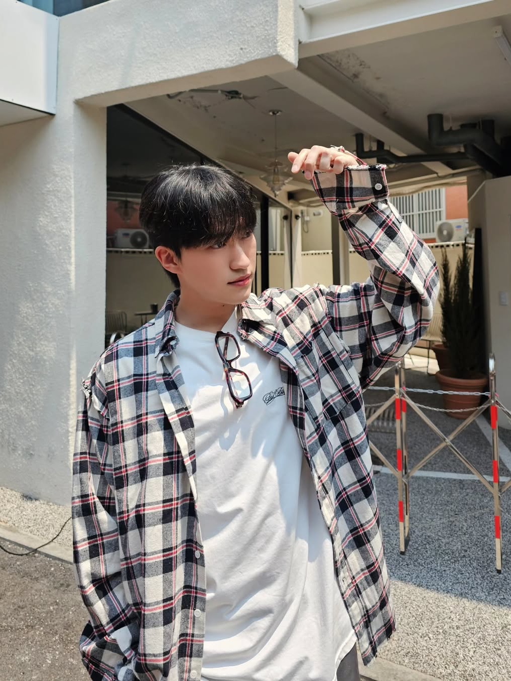 GRAILZ Distressed Check Shirts Ivory 착용 스타일