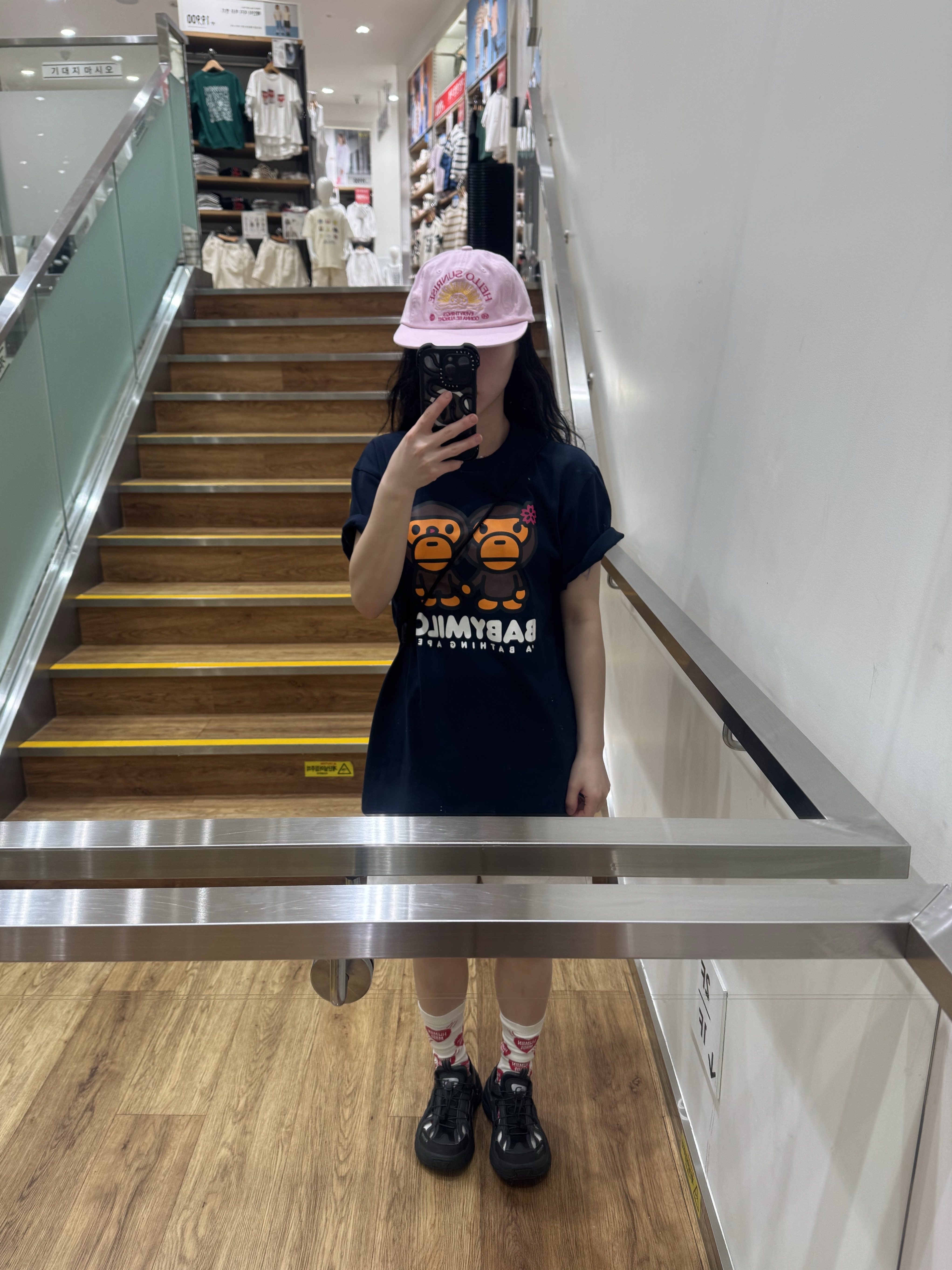 BAPE Sakura Baby Milo T-Shirt Navy, Human Made Heart Pattern Socks Red 착용 스타일 - 3