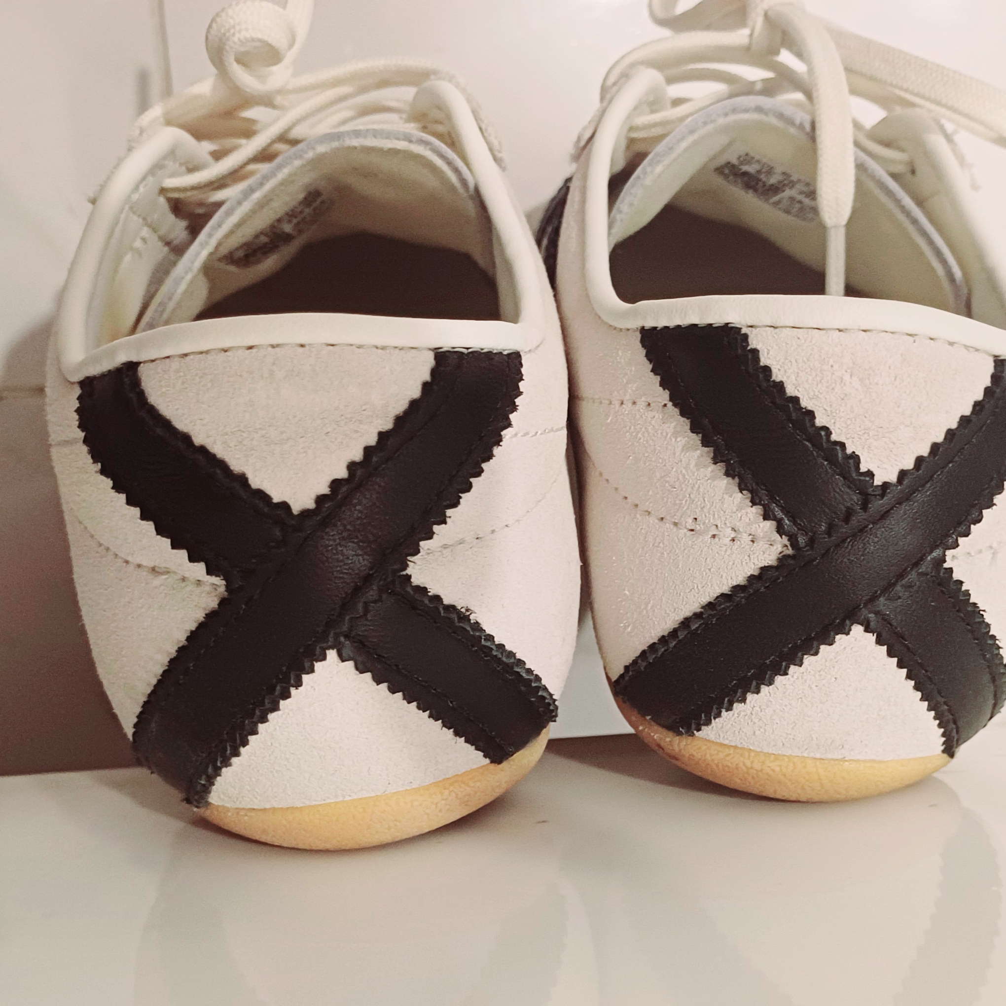 (W) Adidas Tokyo Off White Core Black 착용 스타일 - 3
