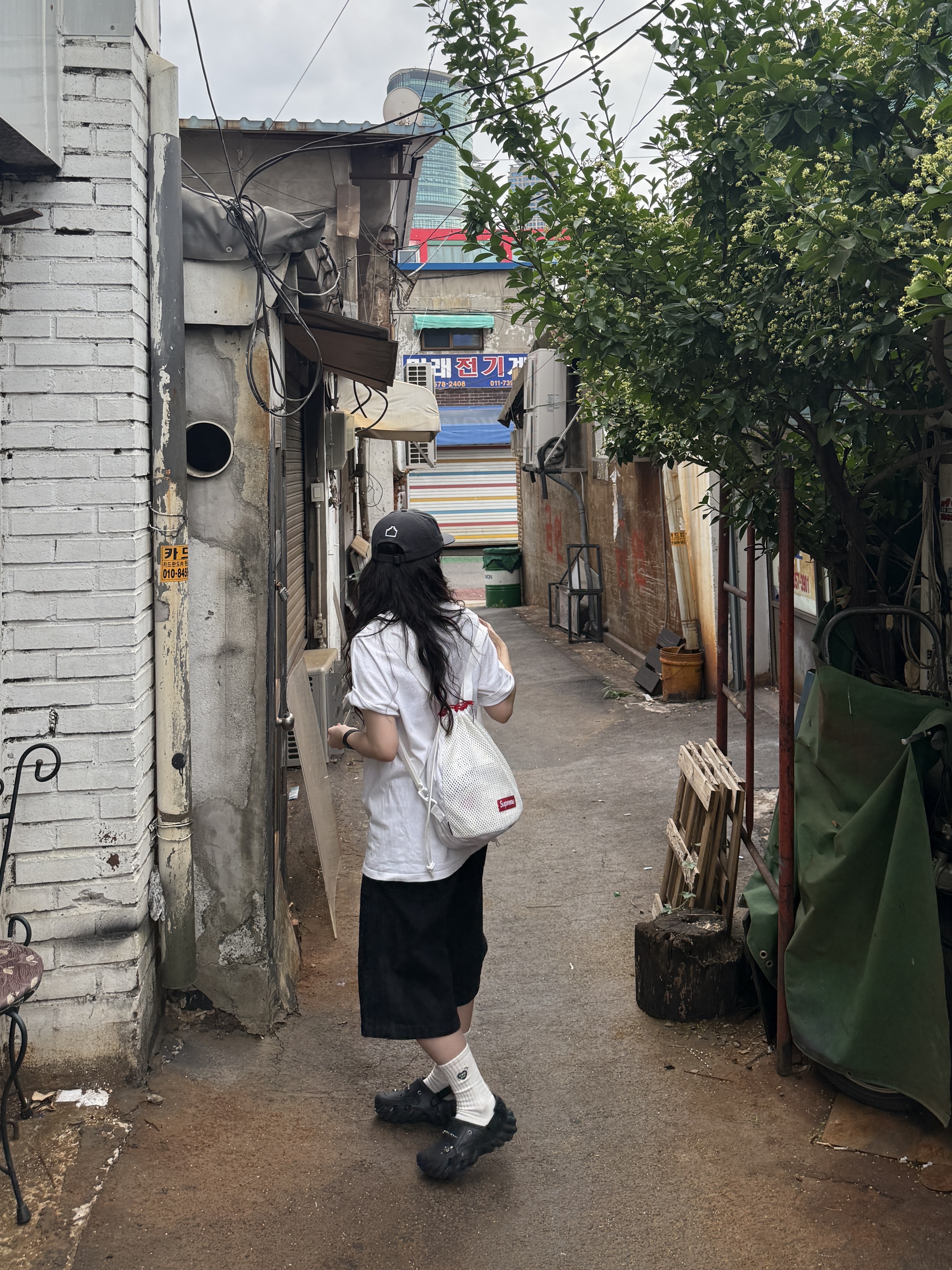 Supreme Mesh Small Backpack White - 23SS, Crocs x Feng Chen Wang Echo Clog Black 착용 스타일