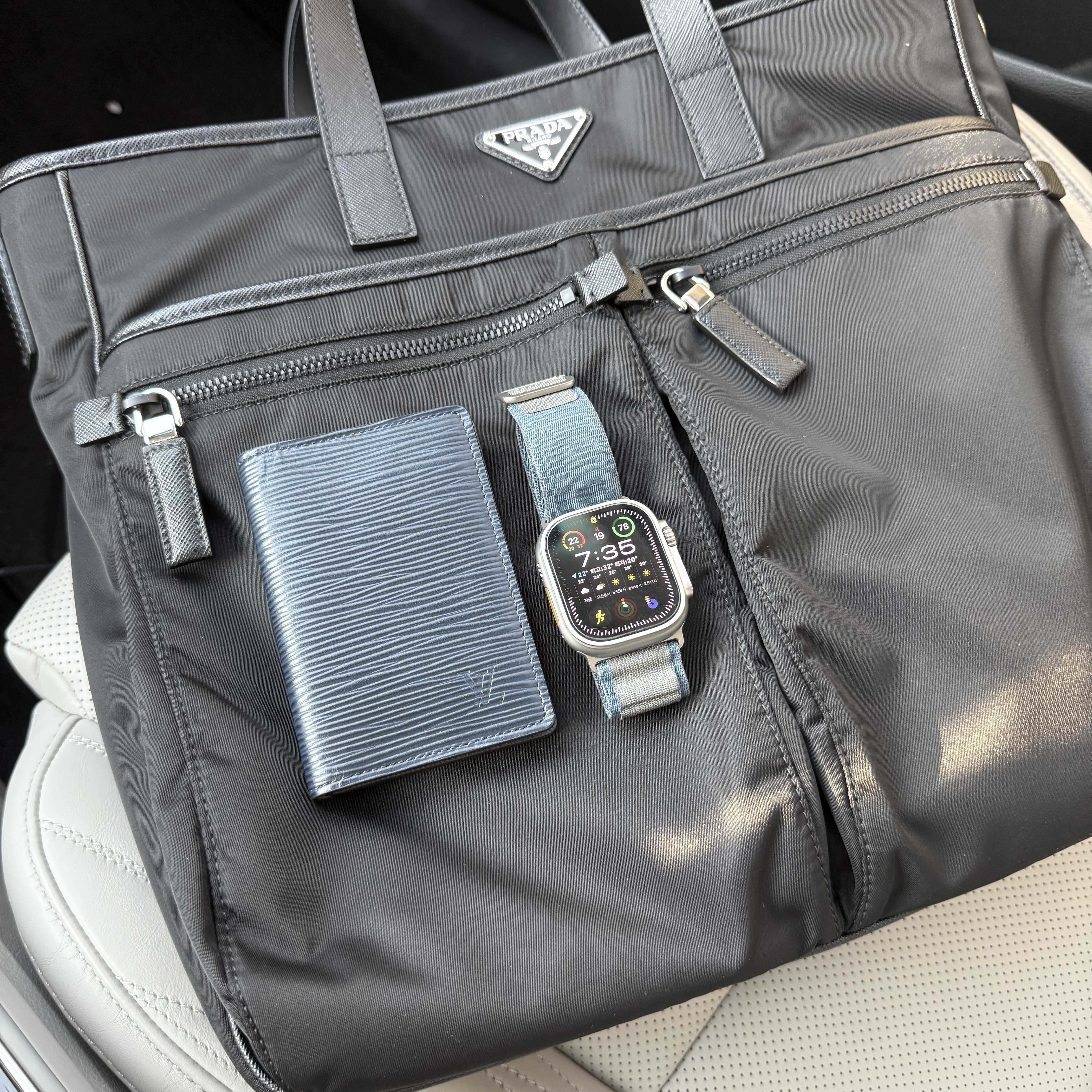 Louis Vuitton Pocket Organizer Epi Marine Blue, Apple Watch Ultra 2 49mm Titanium Case with S Alpine Loop Blue (Korean Ver.) 착용 스타일 - 1
