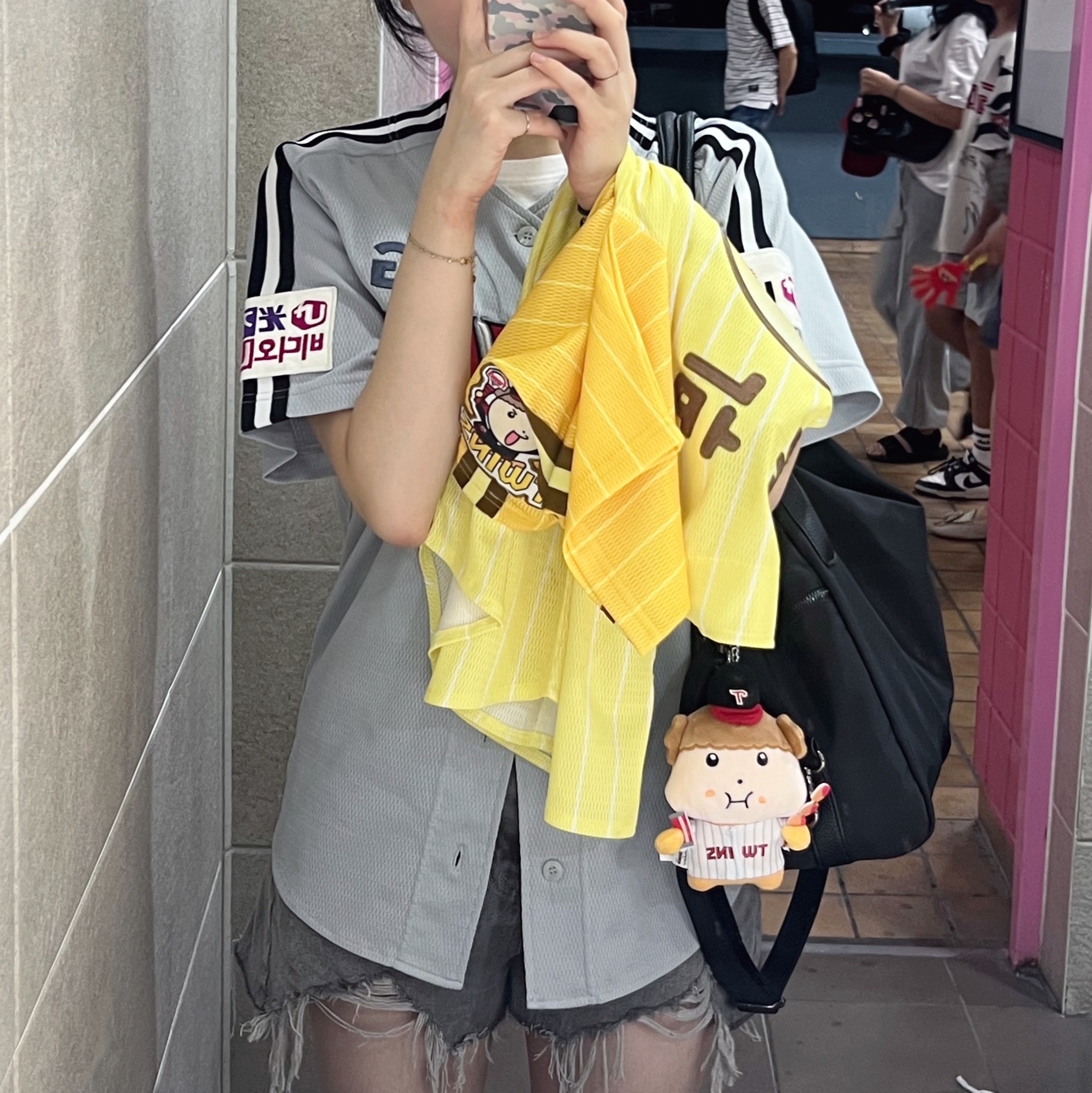 [즉시배송] LG TWINS x Maru is a Puppy Uniform Non Marking Ver, [즉시배송] LG TWINS x Maru is a Puppy Plush Keyring (Foodie Maru) 착용 스타일 - 1