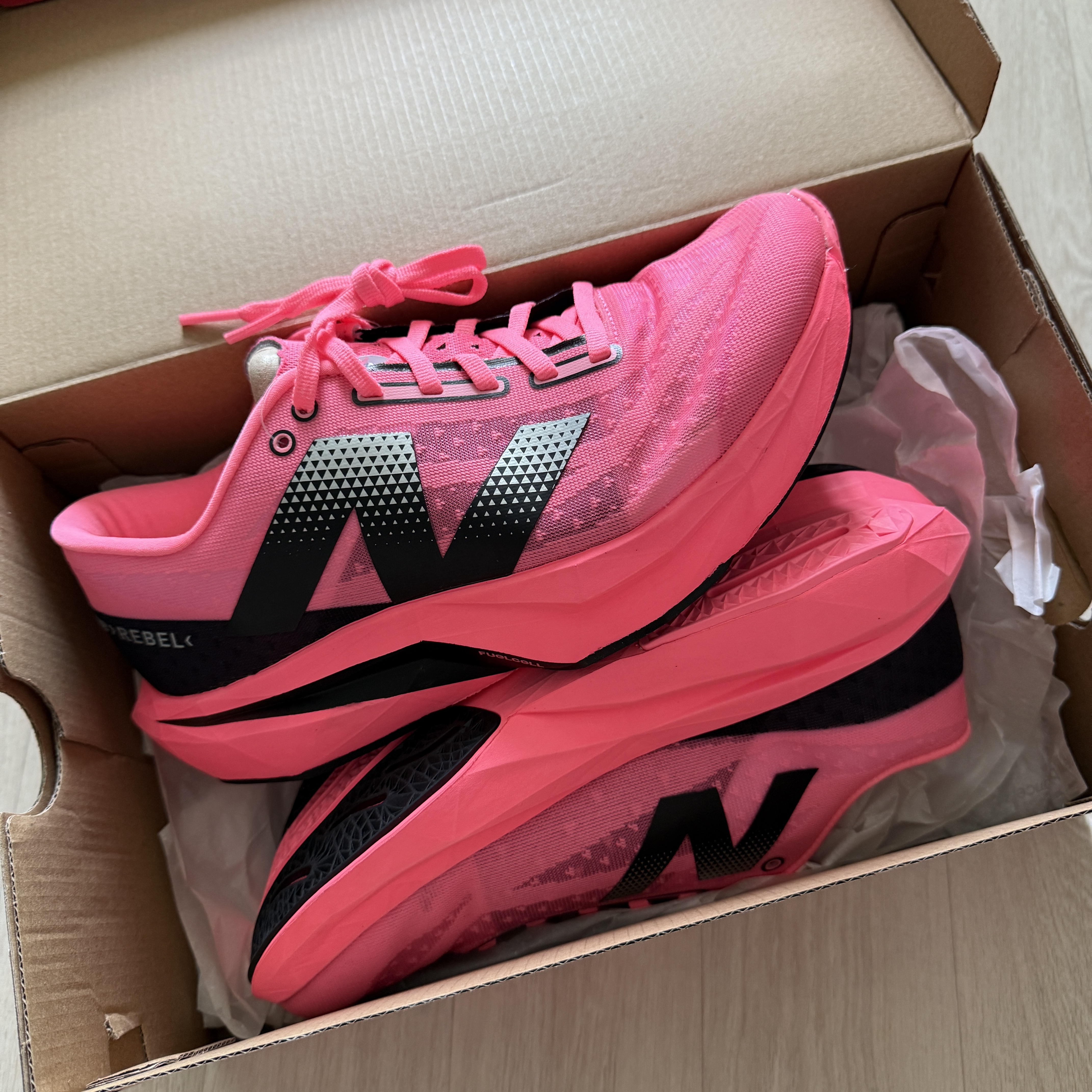 New Balance Fuelcell Rebel v4 Ultra Pink Black - 2E Wide 착용 스타일 - 1
