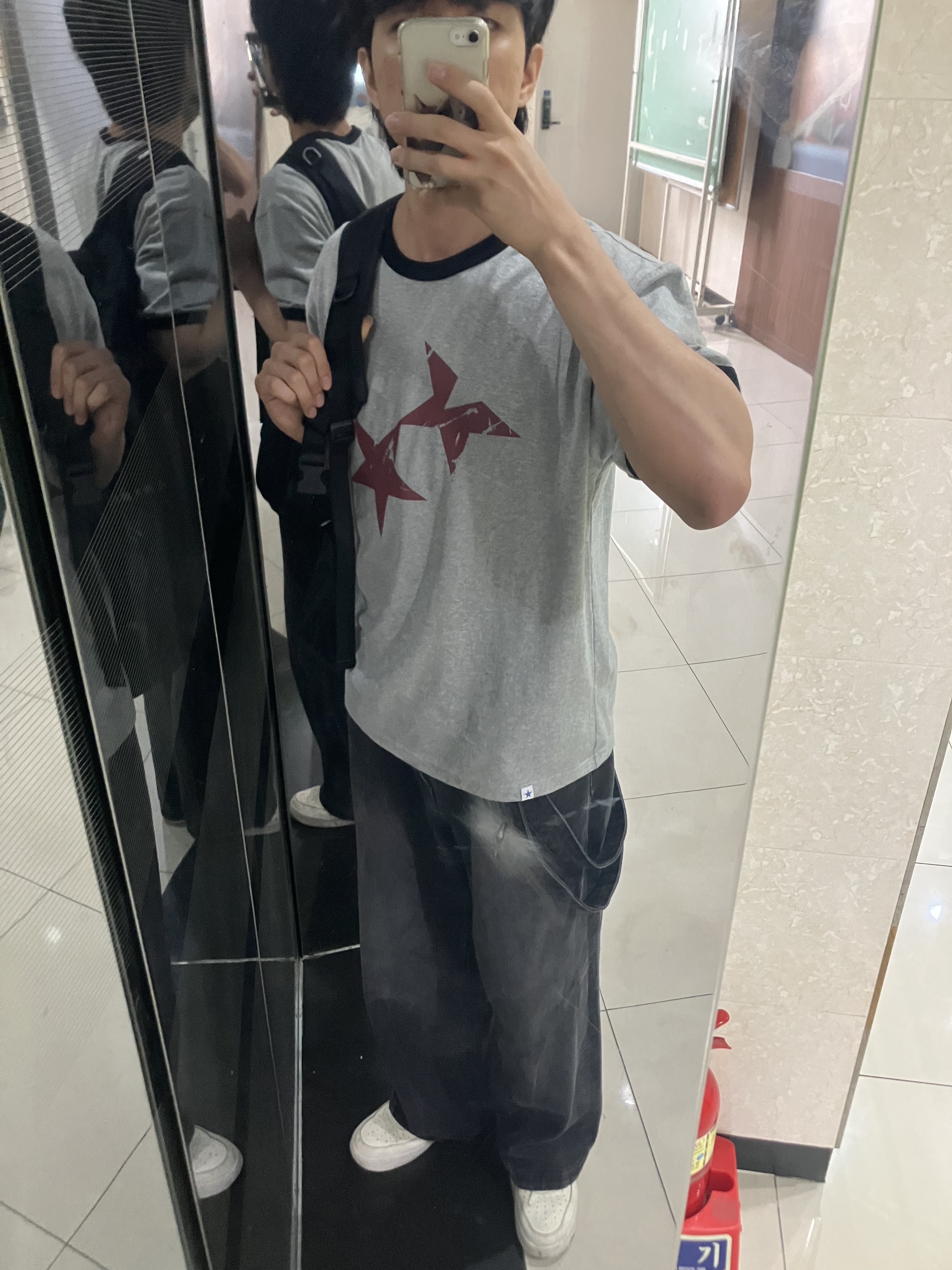 CAVISH Twin Star Ringer SS Tee Grey, Nike Air Force 1 '07 LV8 40th Anniversary Join Forces Sail Malachite 착용 스타일 - 1