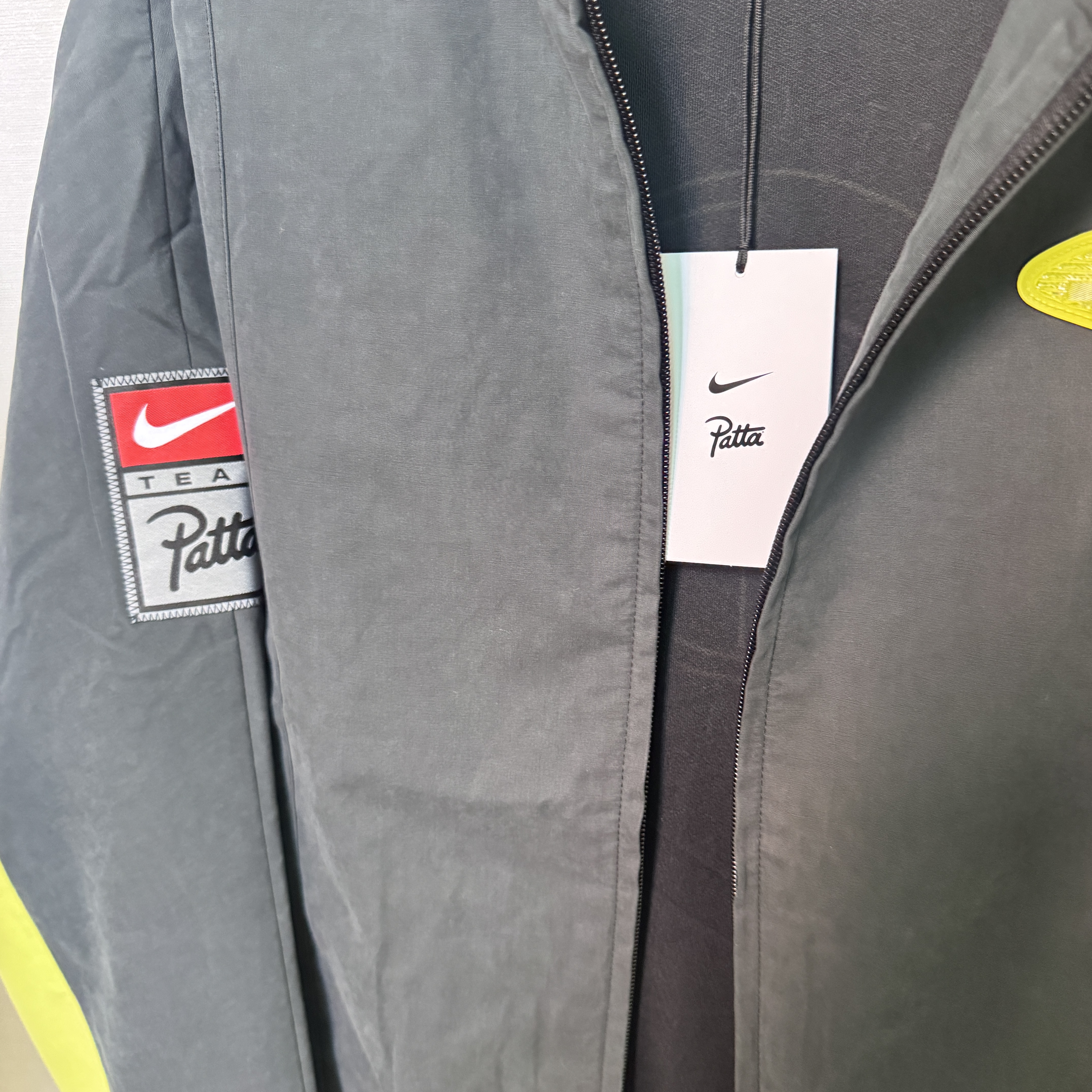 Nike x Patta Track Jacket Black Cyber (HJ0712-010) 착용 스타일 - 8