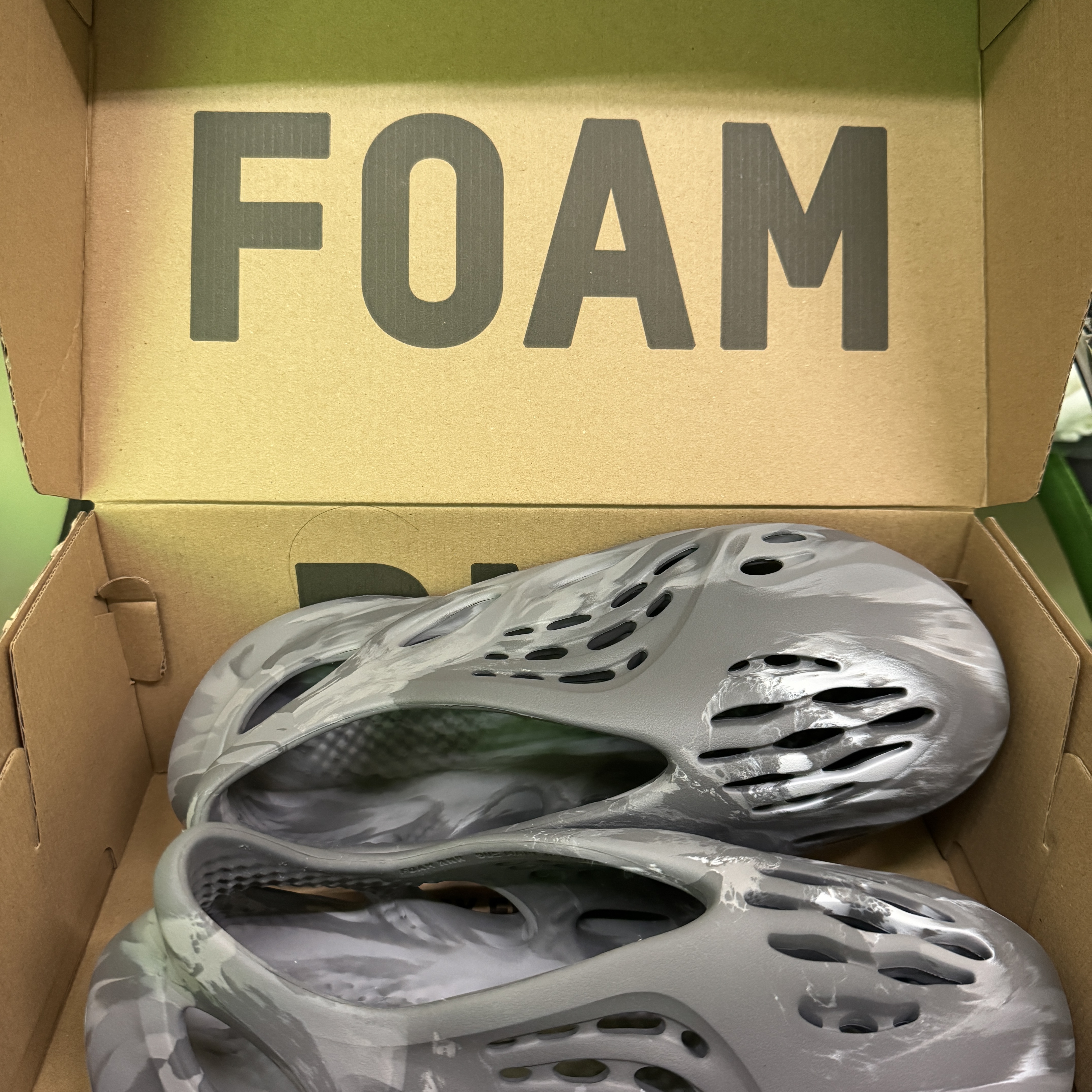 Adidas Yeezy Foam RNNR MX Granite 착용 스타일 - 1