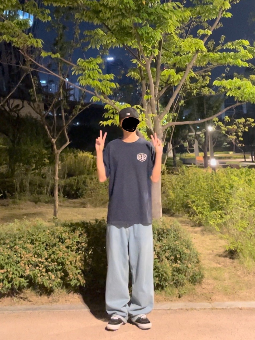 Carhartt WIP Brandon Pants Blue Stone Bleached, Deus Ex Machina Seoul Address T-Shirt Navy 착용 스타일 - 1
