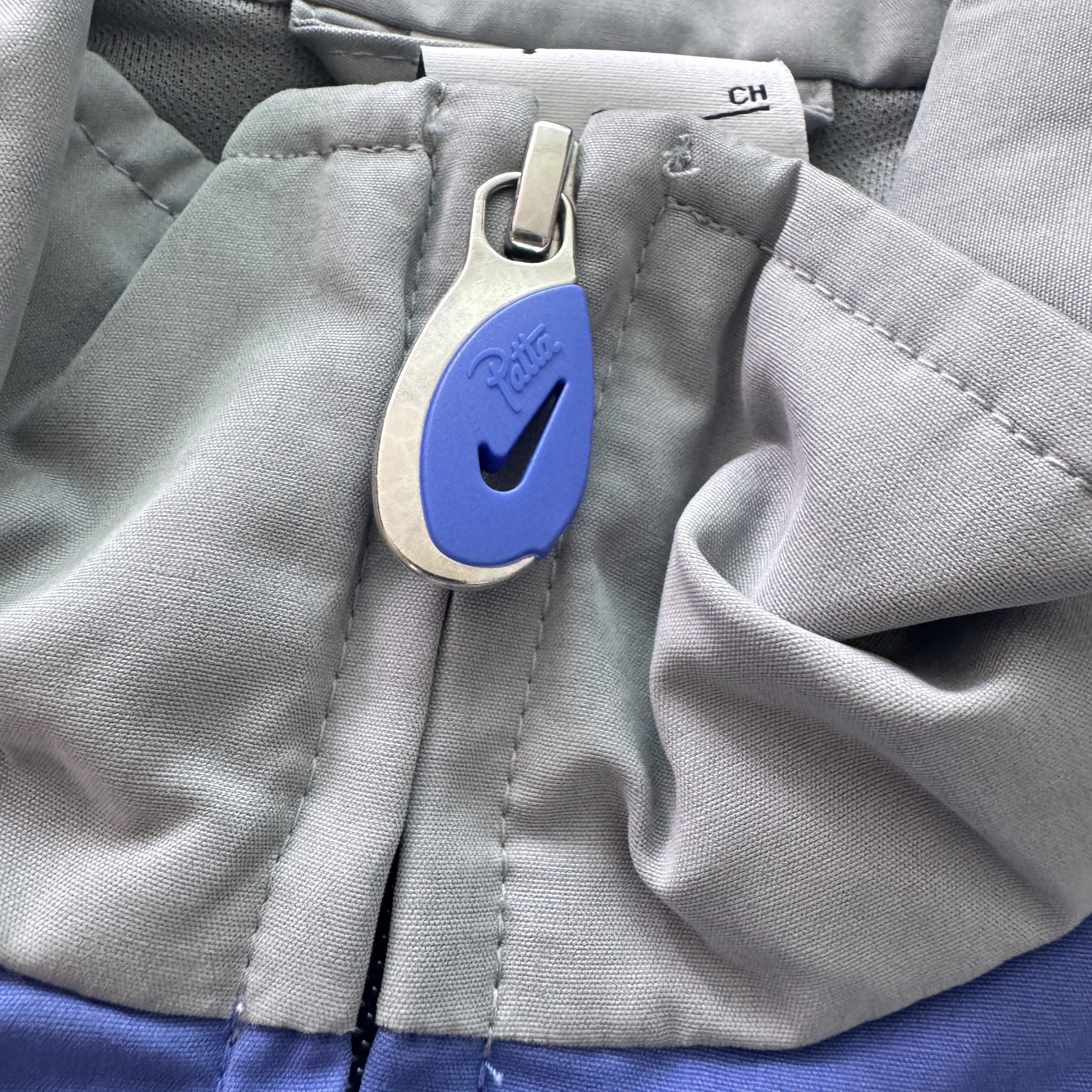 Nike x Patta Track Jacket Particle Grey Sapphire (HJ0712-073) 착용 스타일 - 1