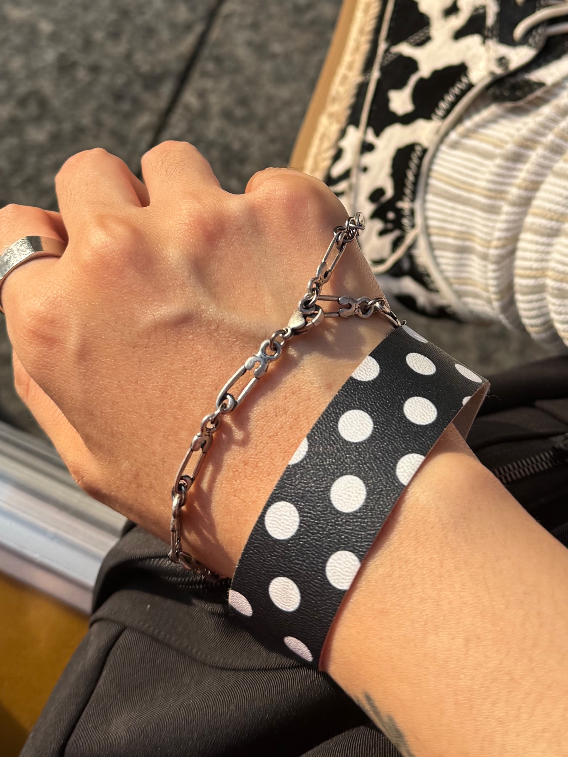 Hono Report Safety Pin Bracelet, Hono Report Printed Faux Leather Bracelet Type 2 착용 스타일 - 1