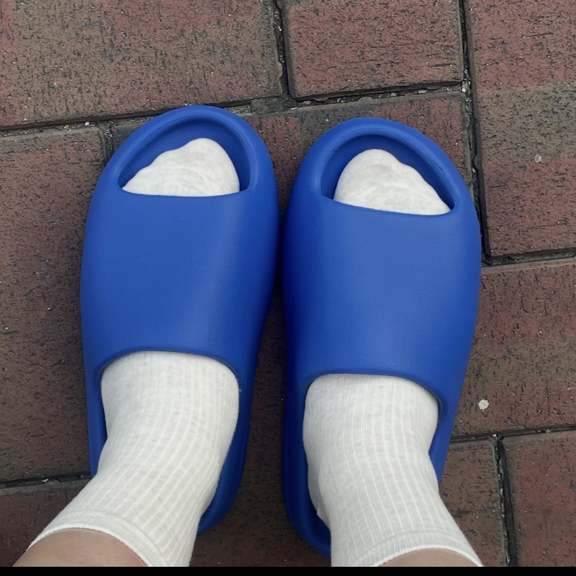 Adidas Yeezy Slide Azure 착용 스타일