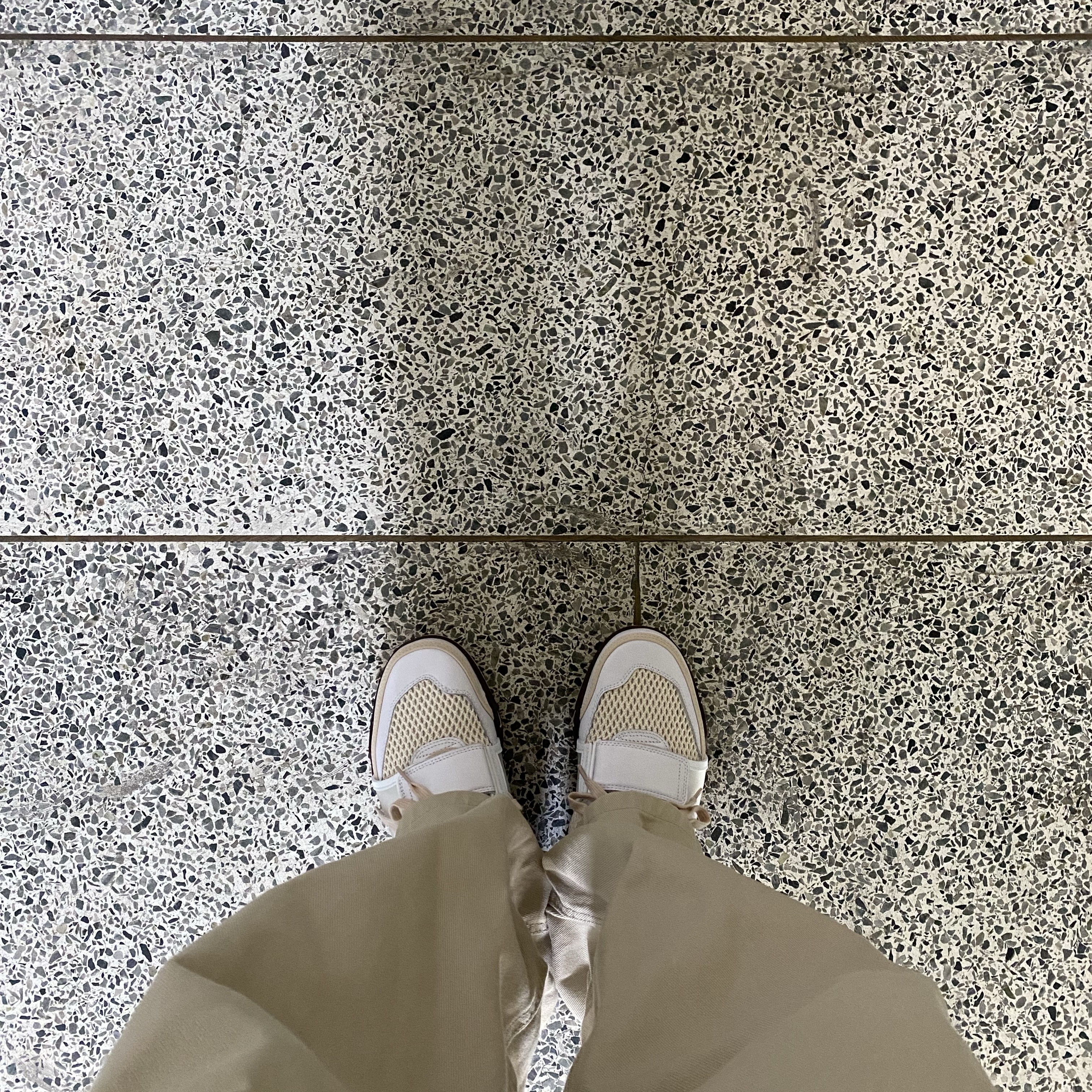 Nike x Travis Scott Zoom Field Jaxx White and Light Chocolate 착용 스타일 - 1