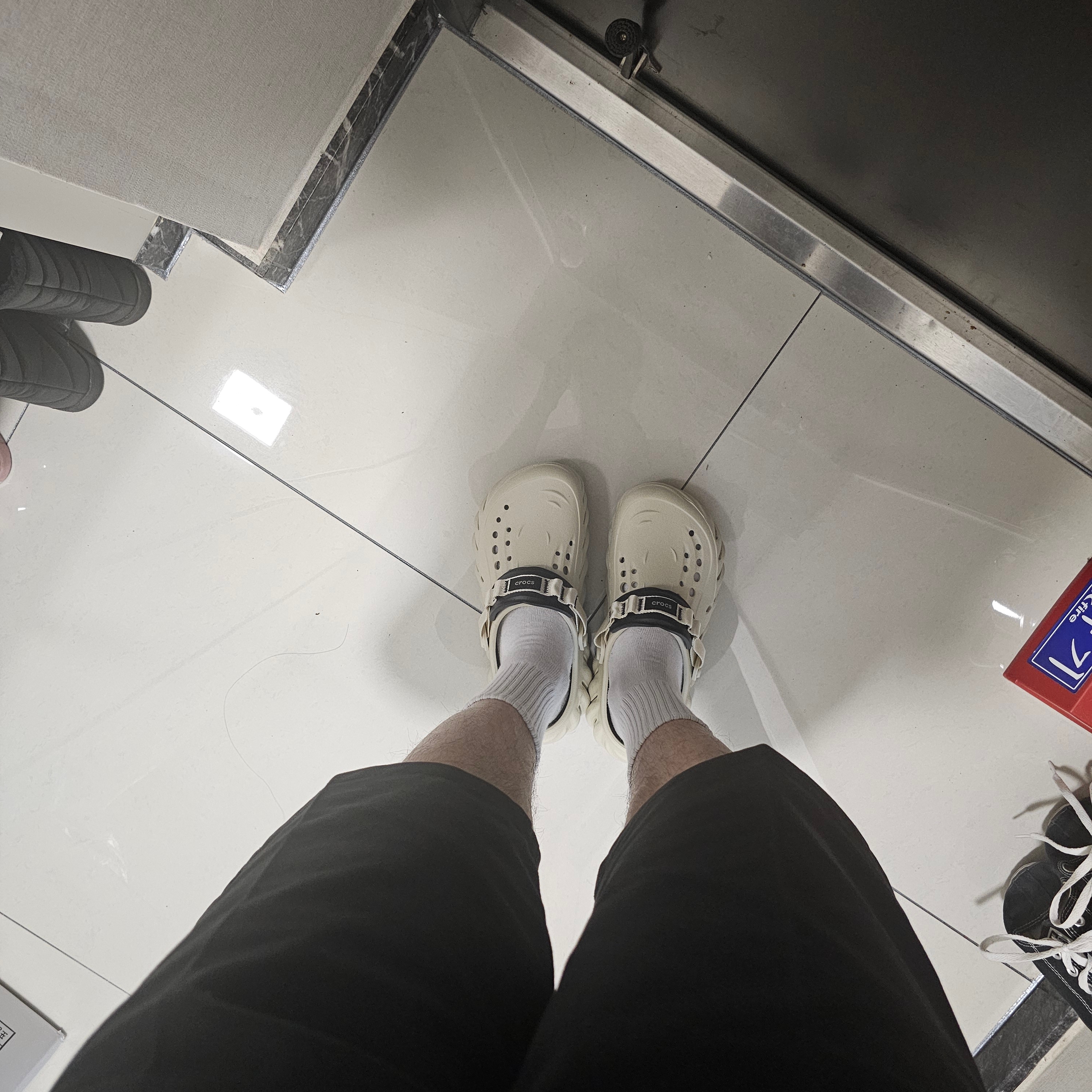 Crocs Echo Clog Bone Black 착용 스타일