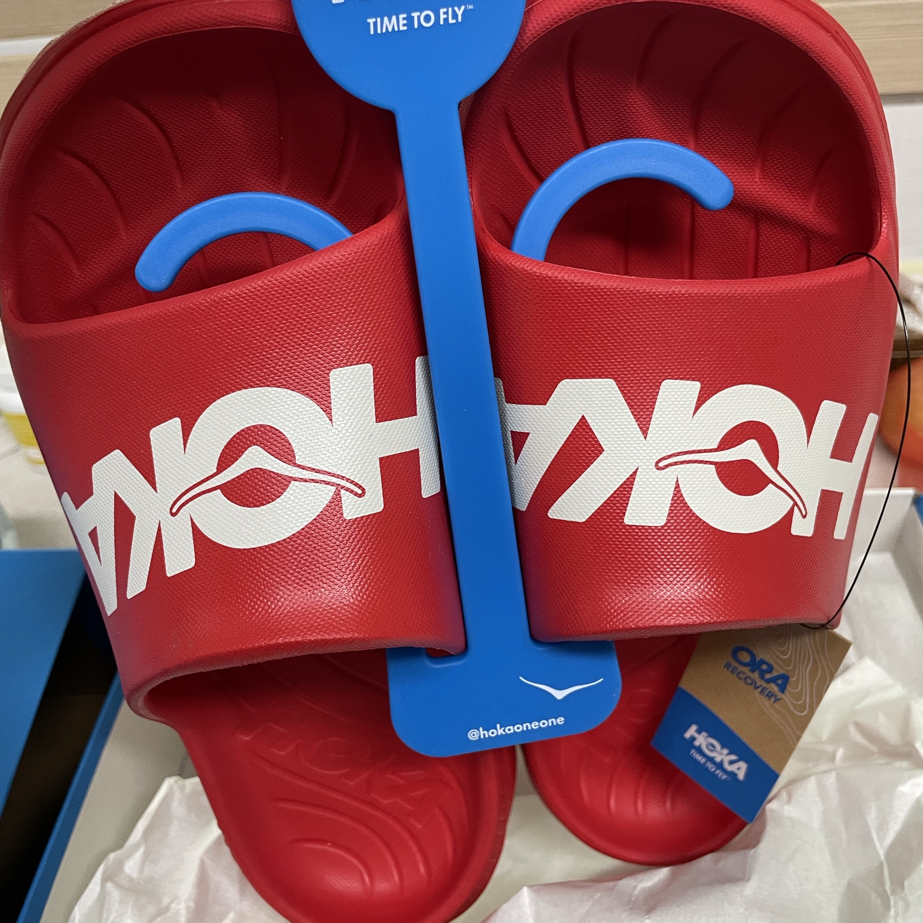 Hoka Ora Athletic Slide Vermillion White 착용 스타일