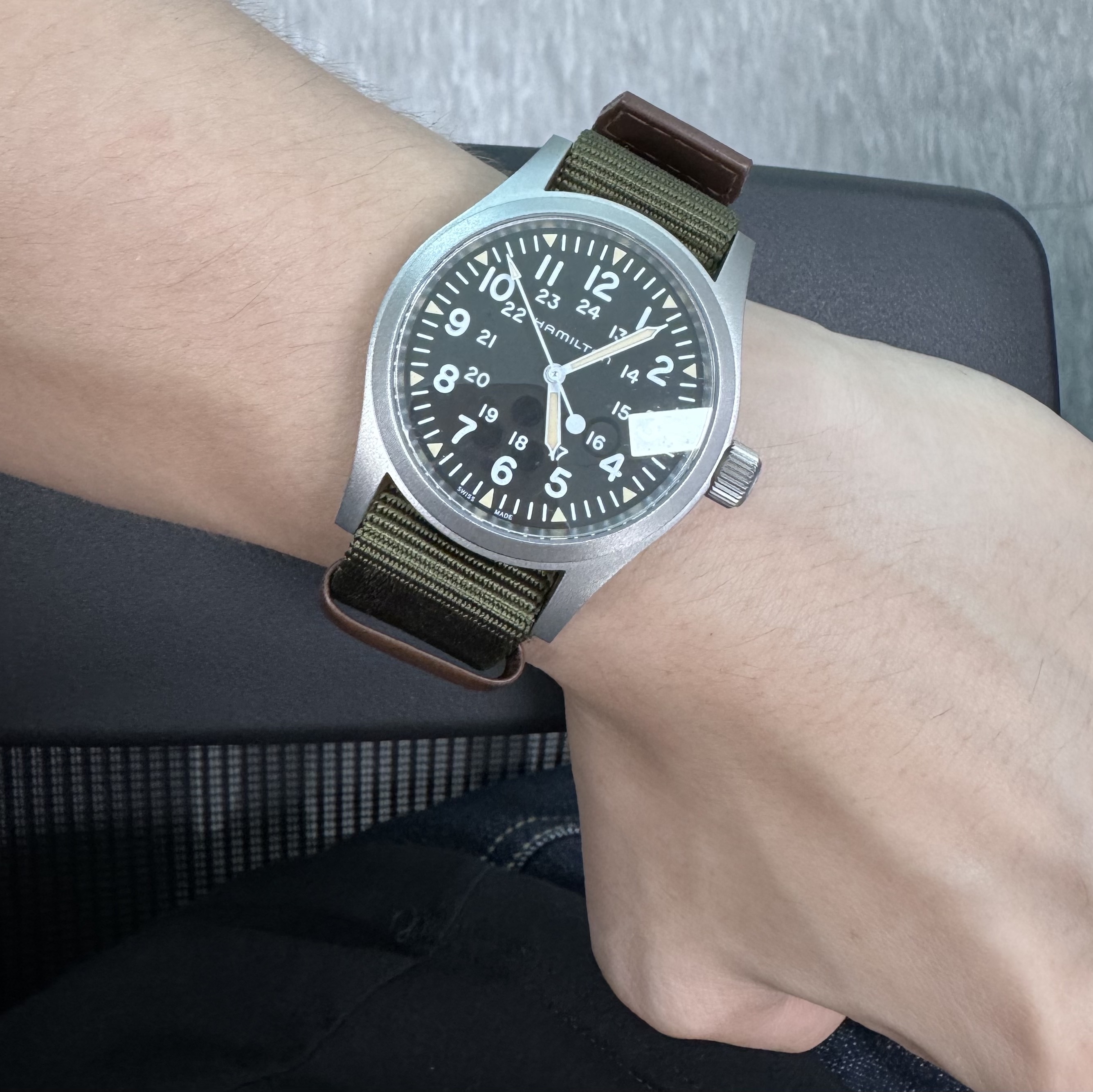 Hamilton Khaki Field Mechanical 38mm Nato Strap Green Black 착용 스타일