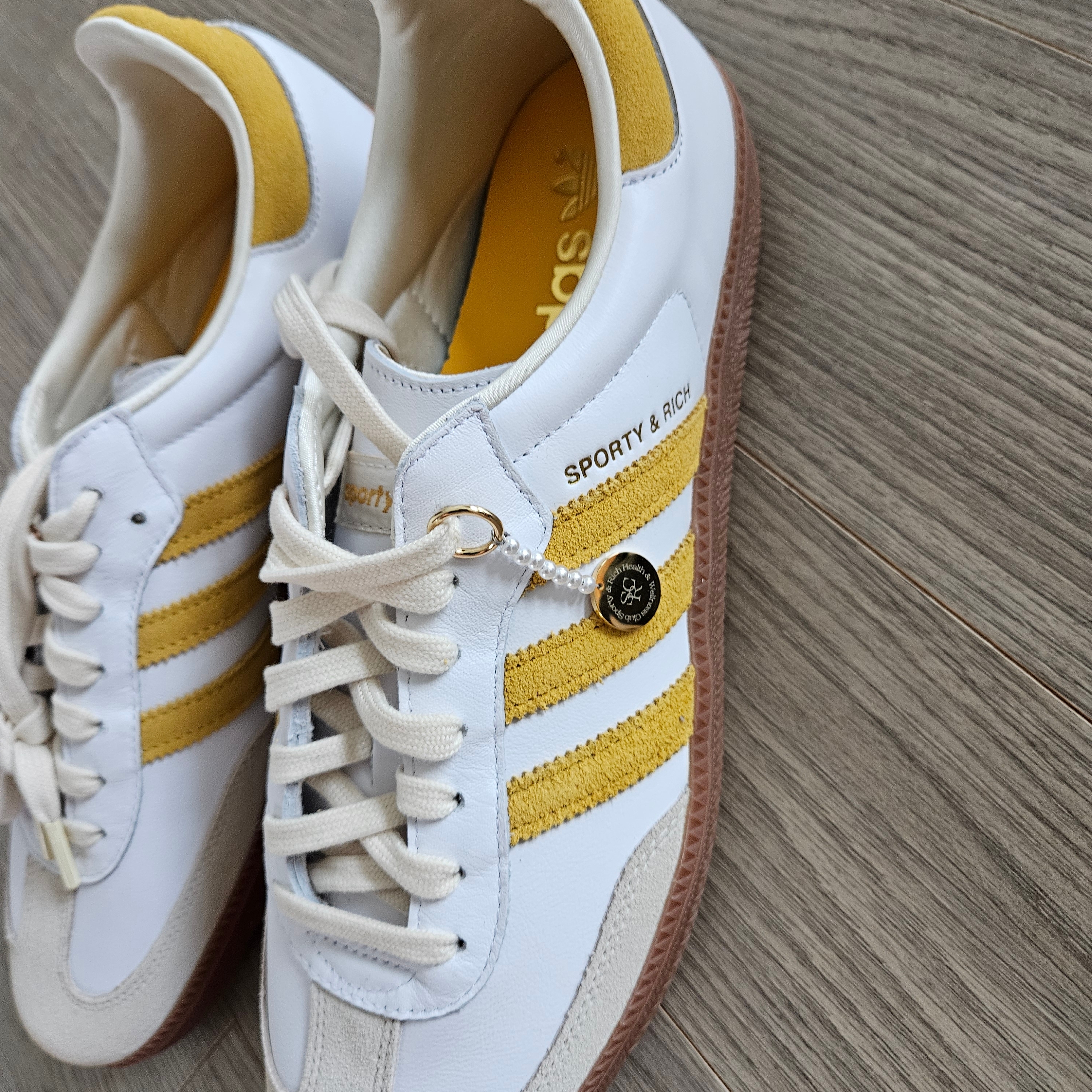 Adidas x Sporty & Rich Samba OG Cloud White Bold Gold 착용 스타일