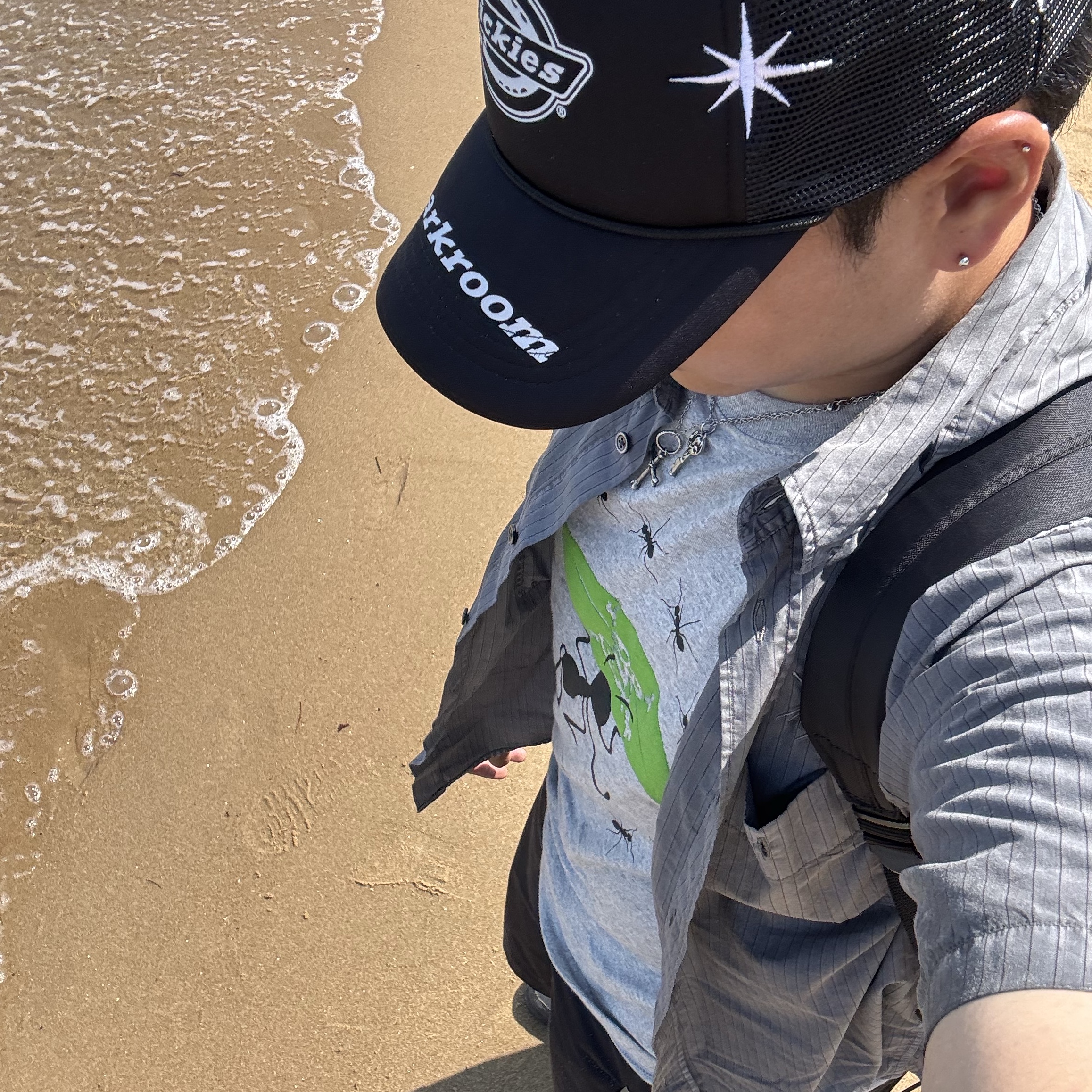 Hatchingroom x How To Train Your Dragon Bone Dragon Shirt Over Dyed Stripe Grey, Dickies x Darkr8m Studio Mesh Foam Trucker Hat Black 착용 스타일 - 3