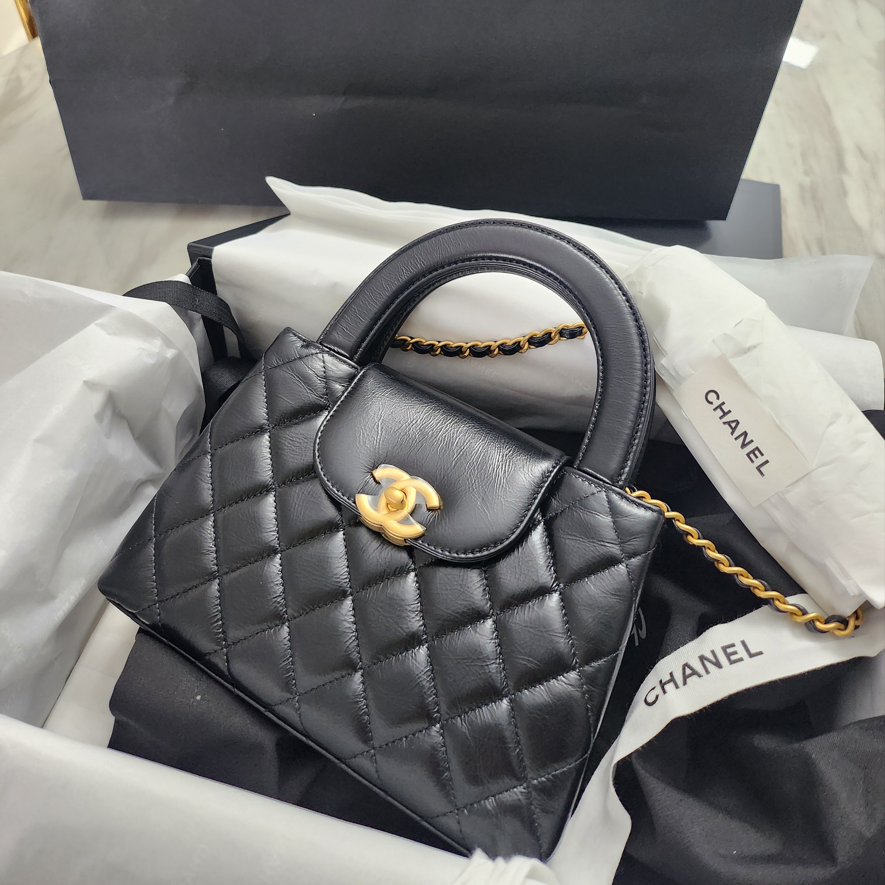Chanel Mini Shopping Bag Shiny Aged Calfskin & Gold Black 착용 스타일