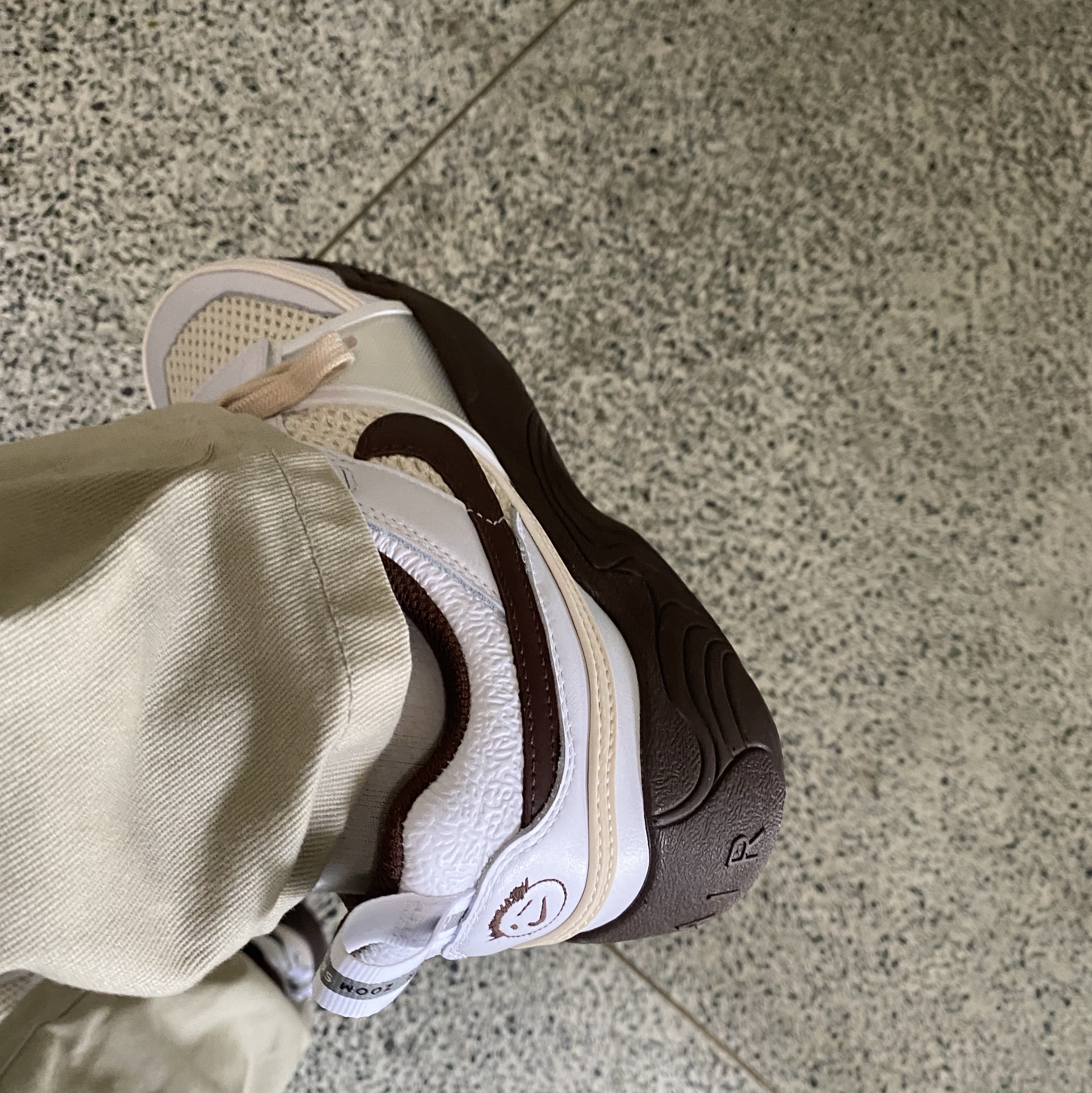 Nike x Travis Scott Zoom Field Jaxx White and Light Chocolate 착용 스타일 - 2