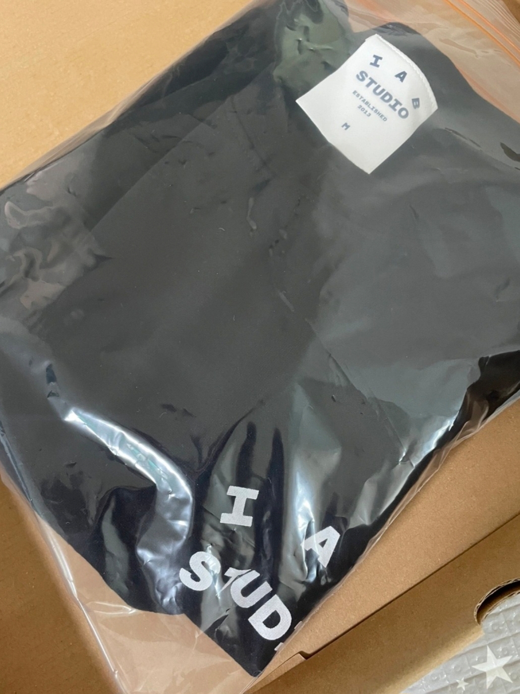 IAB Studio 10th Anniversary T-Shirt Black 착용 스타일